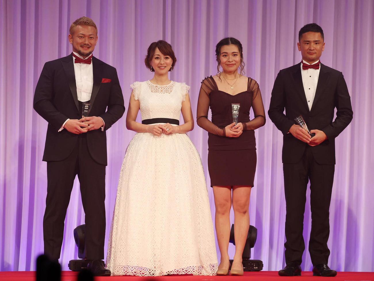 K－1 AWARDS 2023で功労賞を受賞した選手たちと記念撮影する渡辺美奈代（中央左）（撮影・宮地輝）