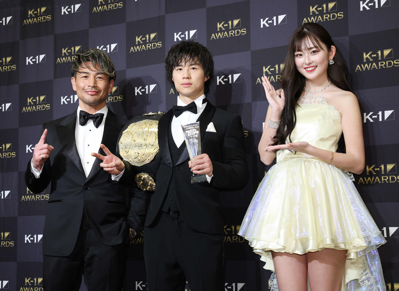 K－1 AWARDS 2023で最優秀選手賞を受賞し、魔裟斗氏（左）とゆうちゃみ（右）と記念撮影する金子晃大（撮影・宮地輝）
