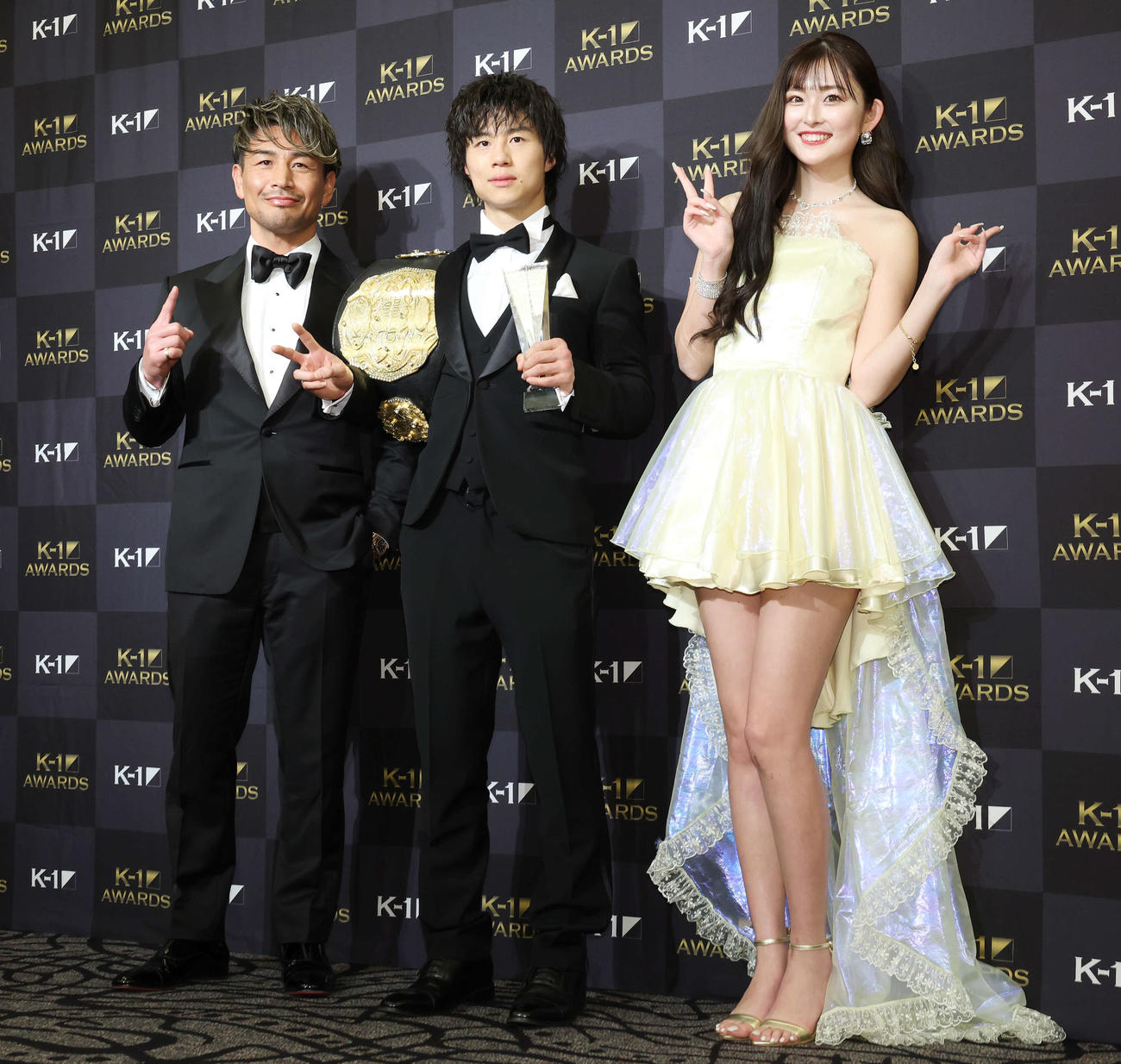 K－1 AWARDS 2023で最優秀選手賞を受賞し、魔裟斗氏（左）とゆうちゃみ（右）と記念撮影する金子晃大（撮影・宮地輝）