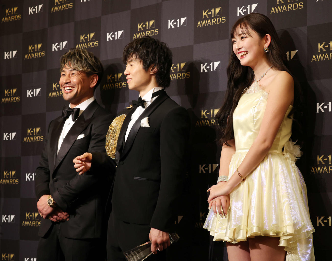 K－1 AWARDS 2023で笑顔を見せる左から魔裟斗氏、金子晃大、ゆうちゃみ（撮影・宮地輝）