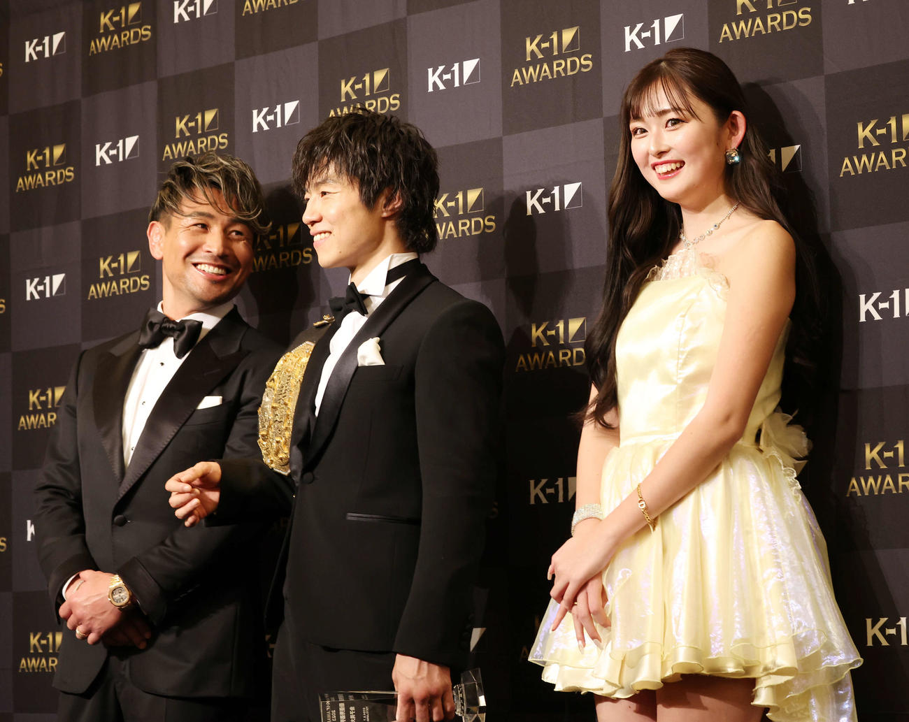K－1 AWARDS 2023で笑顔を見せる左から魔裟斗氏、金子晃大、ゆうちゃみ（撮影・宮地輝）