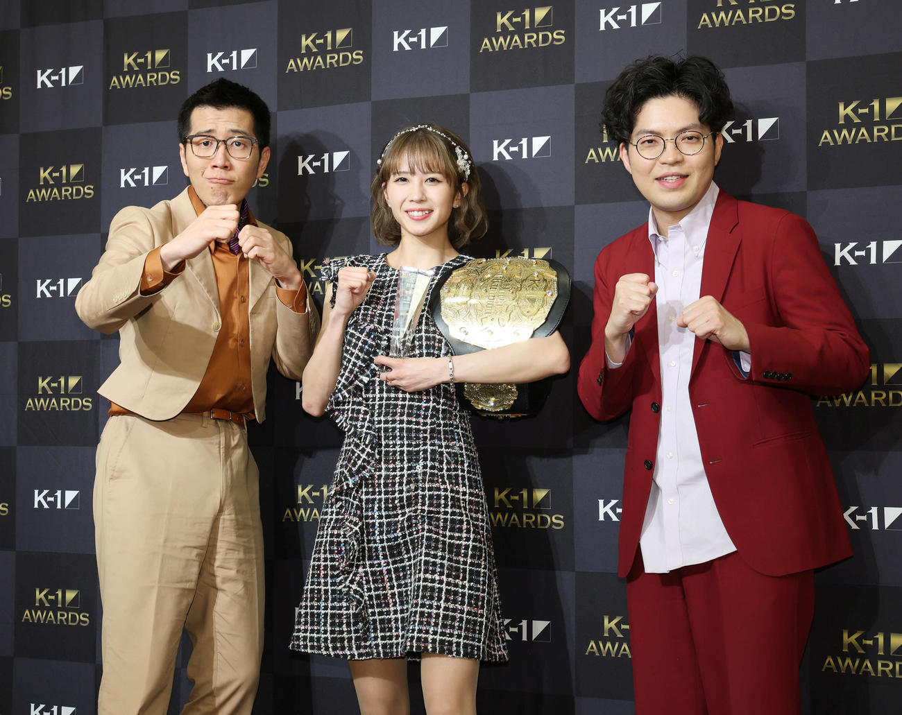 K－1 AWARDS 2023で敢闘賞を受賞し、ヤーレンズと記念撮影する菅原美優（中央）（撮影・宮地輝）
