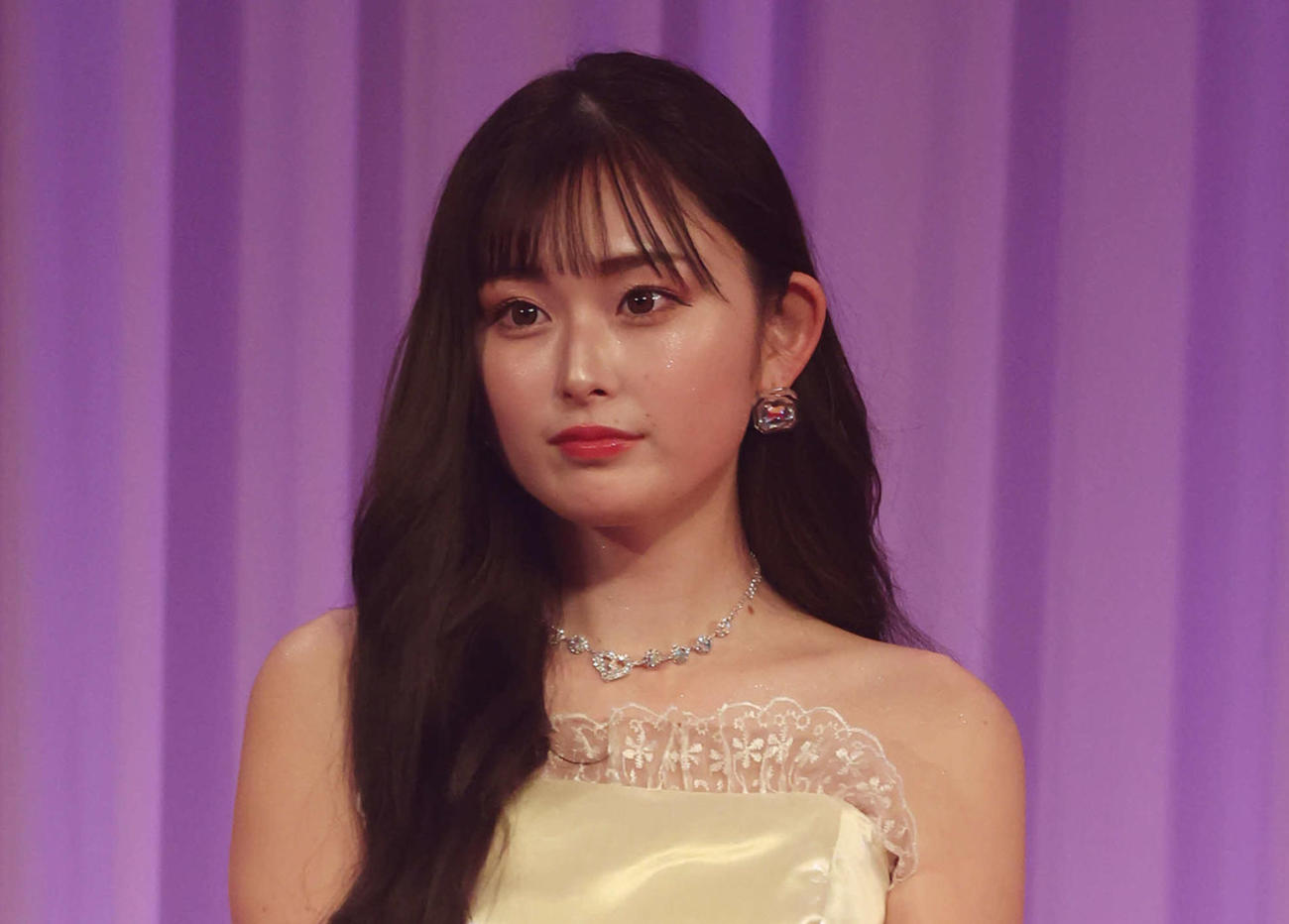 K－1 AWARDS 2023で殊勲賞のプレゼンターを務めるゆうちゃみ（撮影・宮地輝）