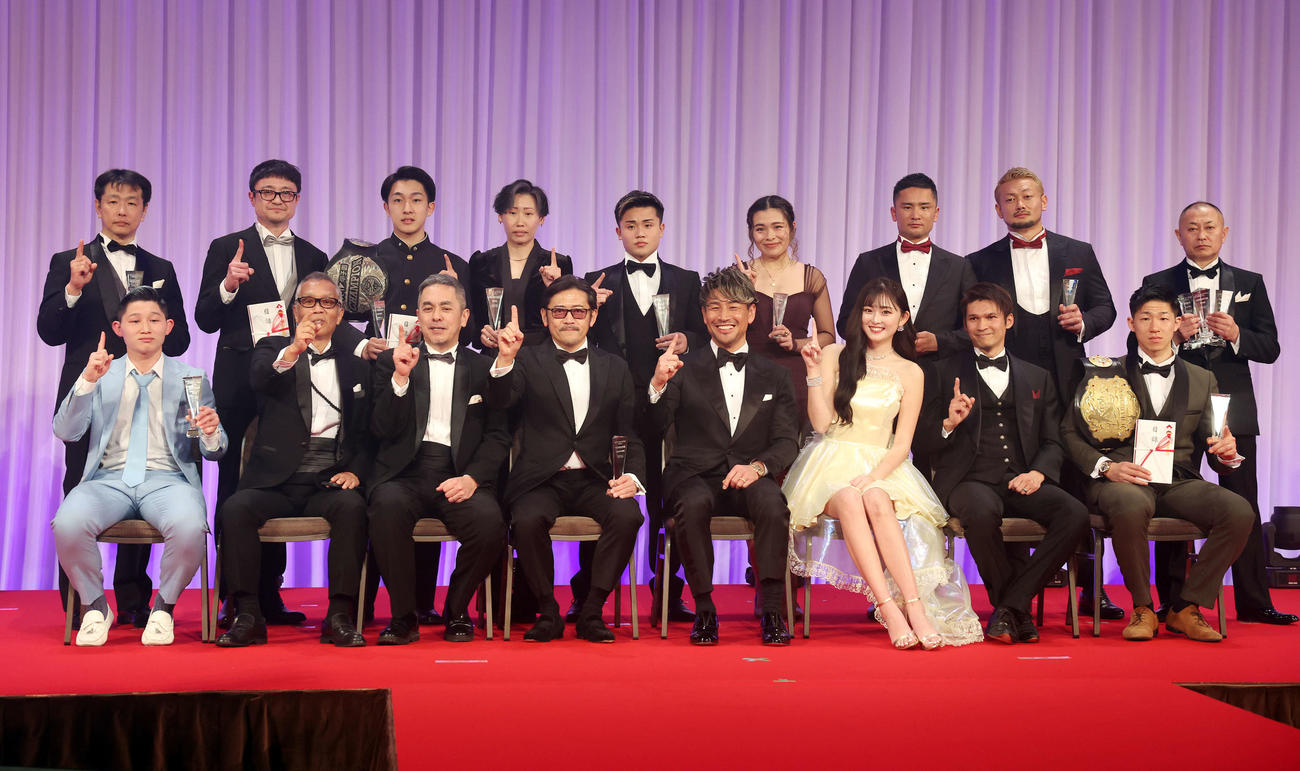 K－1 AWARDS 2023で記念撮影する魔裟斗氏（右から4人目）とゆうちゃみ（同3人目）ら（撮影・宮地輝）