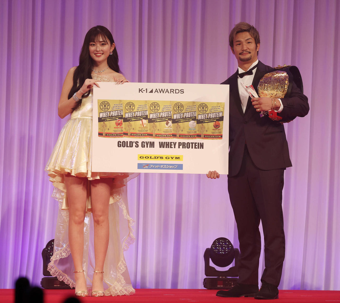 K－1 AWARDS 2023で殊勲賞を受賞し、プレゼンターのゆうちゃみ（左）と記念撮影する松倉信太郎（撮影・宮地輝）