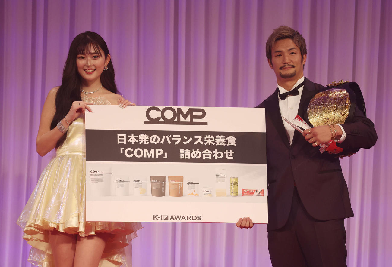 K－1 AWARDS 2023で殊勲賞を受賞し、プレゼンターのゆうちゃみ（左）と記念撮影する松倉信太郎（撮影・宮地輝）