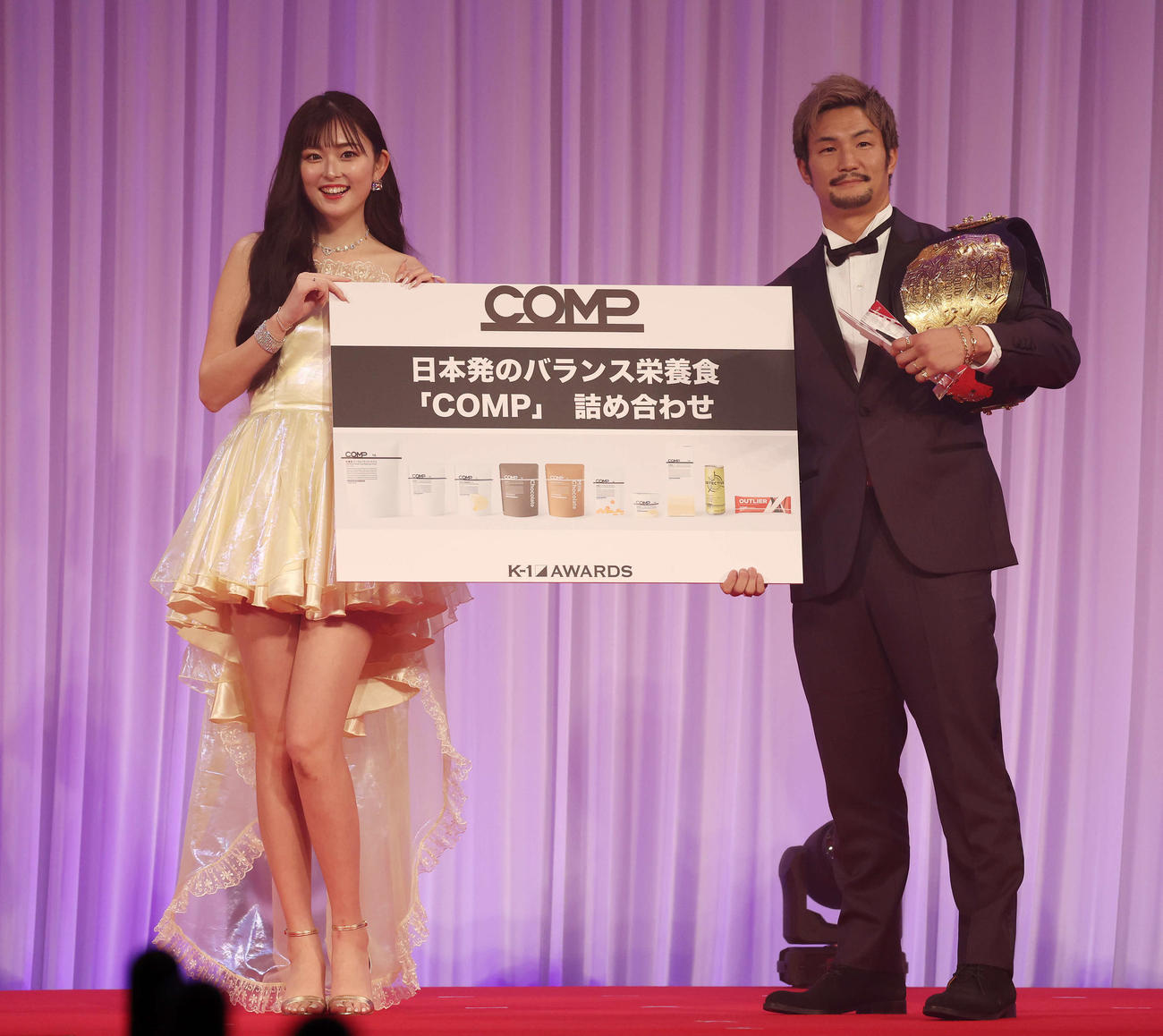 K－1 AWARDS 2023で殊勲賞を受賞し、プレゼンターのゆうちゃみ（左）と記念撮影する松倉信太郎（撮影・宮地輝）
