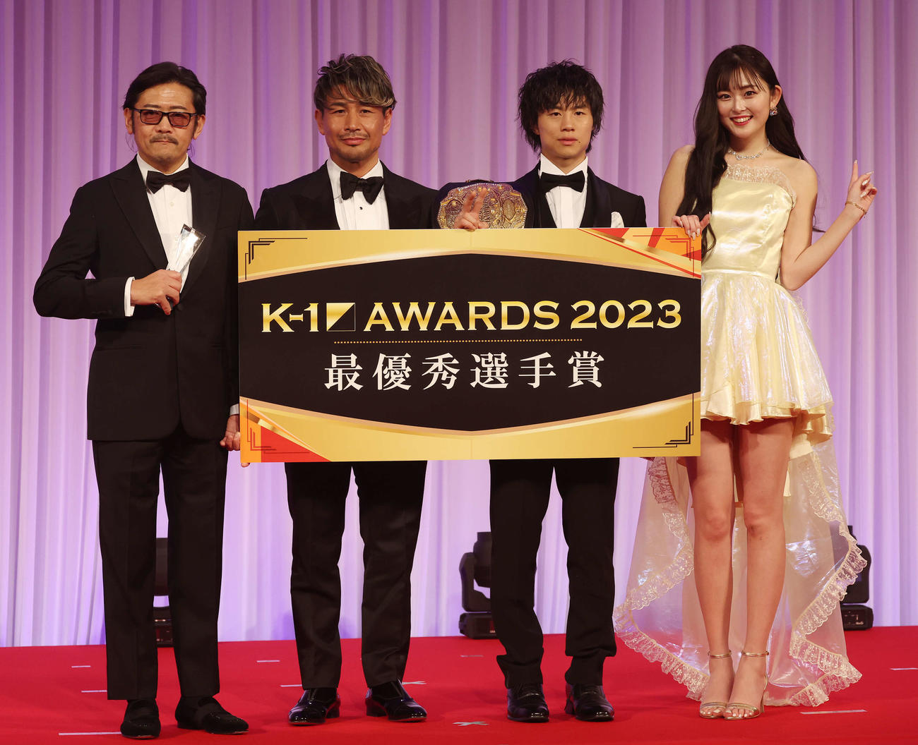 K－1 AWARDS 2023で最優秀選手賞を受賞し、記念撮影する金子晃大（中央右）、左からカルロス菊田プロデューサー、魔裟斗氏、1人おいてゆうちゃみ（撮影・宮地輝）