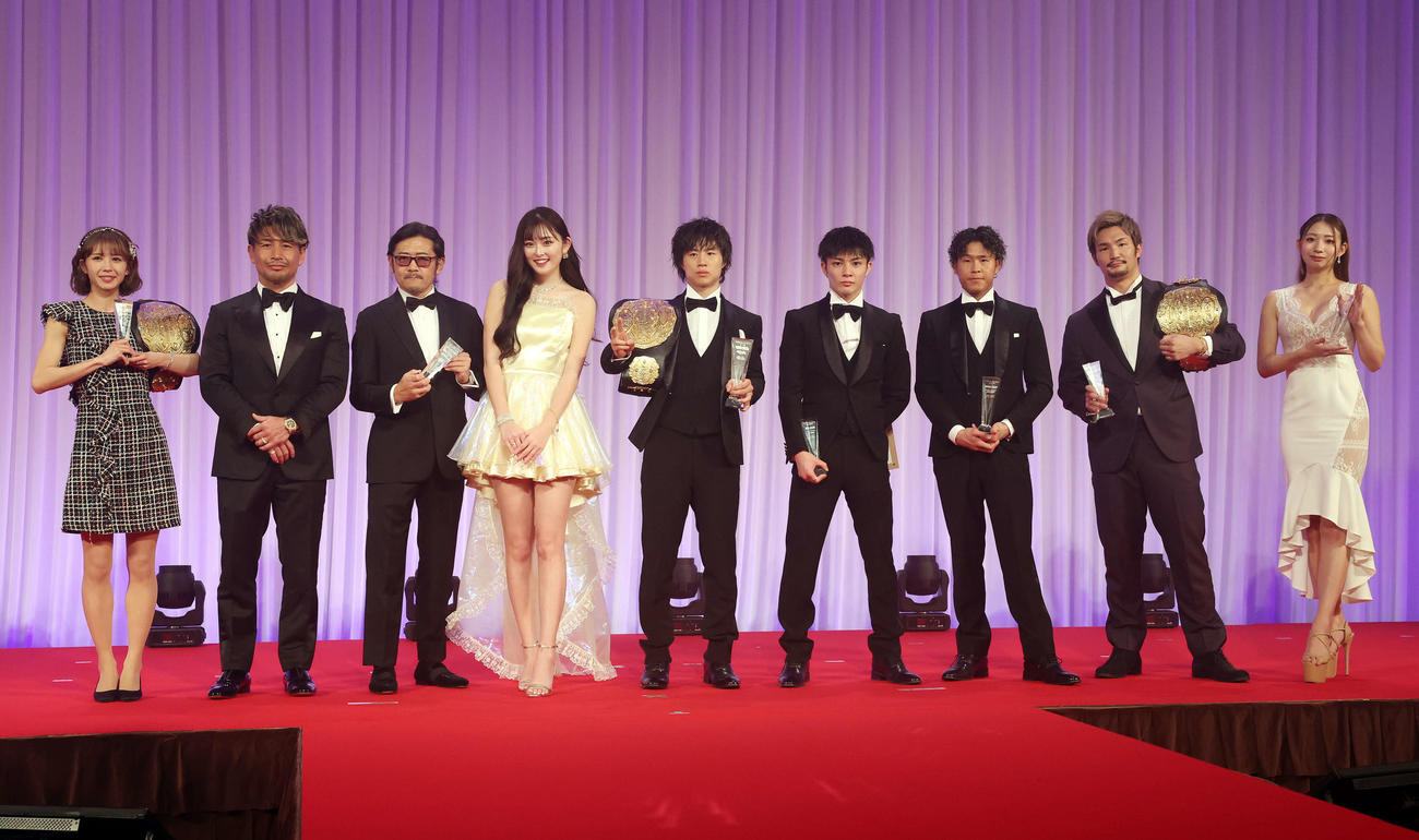 K－1 AWARDS 2023で記念撮影する、左から菅原美優、魔裟斗氏、カルロス菊田プロデューサー、ゆうちゃみ、金子晃大、玖村将史、鈴木真彦、松倉信太郎、うらら（撮影・宮地輝）