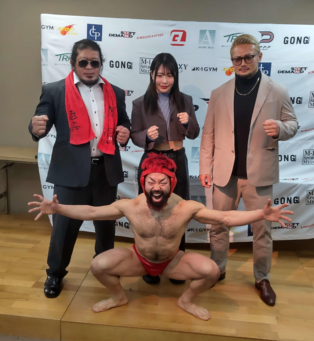PPPTOKYOのちゃんよた（後列中央）プロデュース大会で対戦する関根“シュレック”秀樹（同左）と愛鷹力（同右）前列は乱入した八須拳太郎