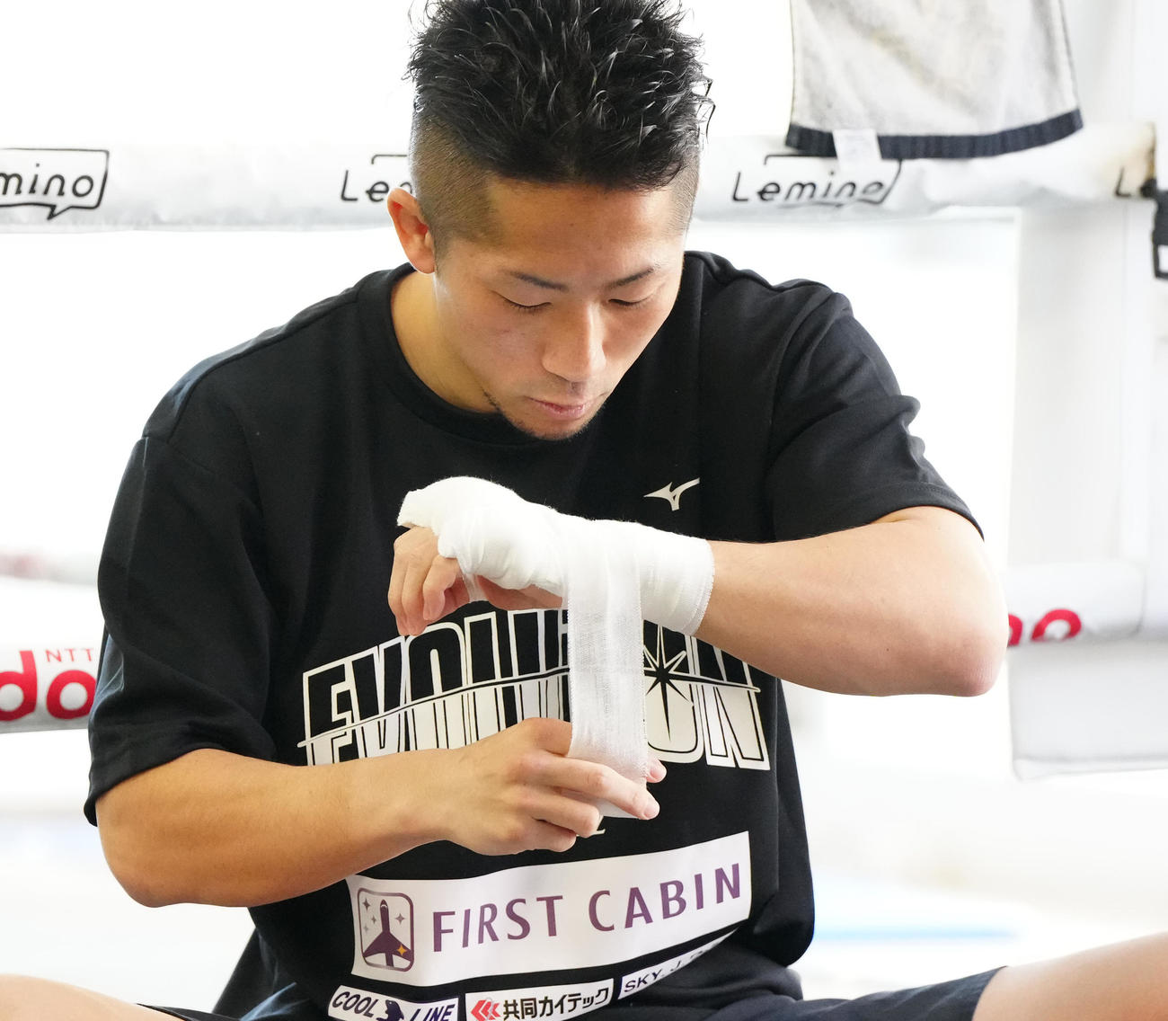 練習前、準備する井上拓（撮影・江口和貴）