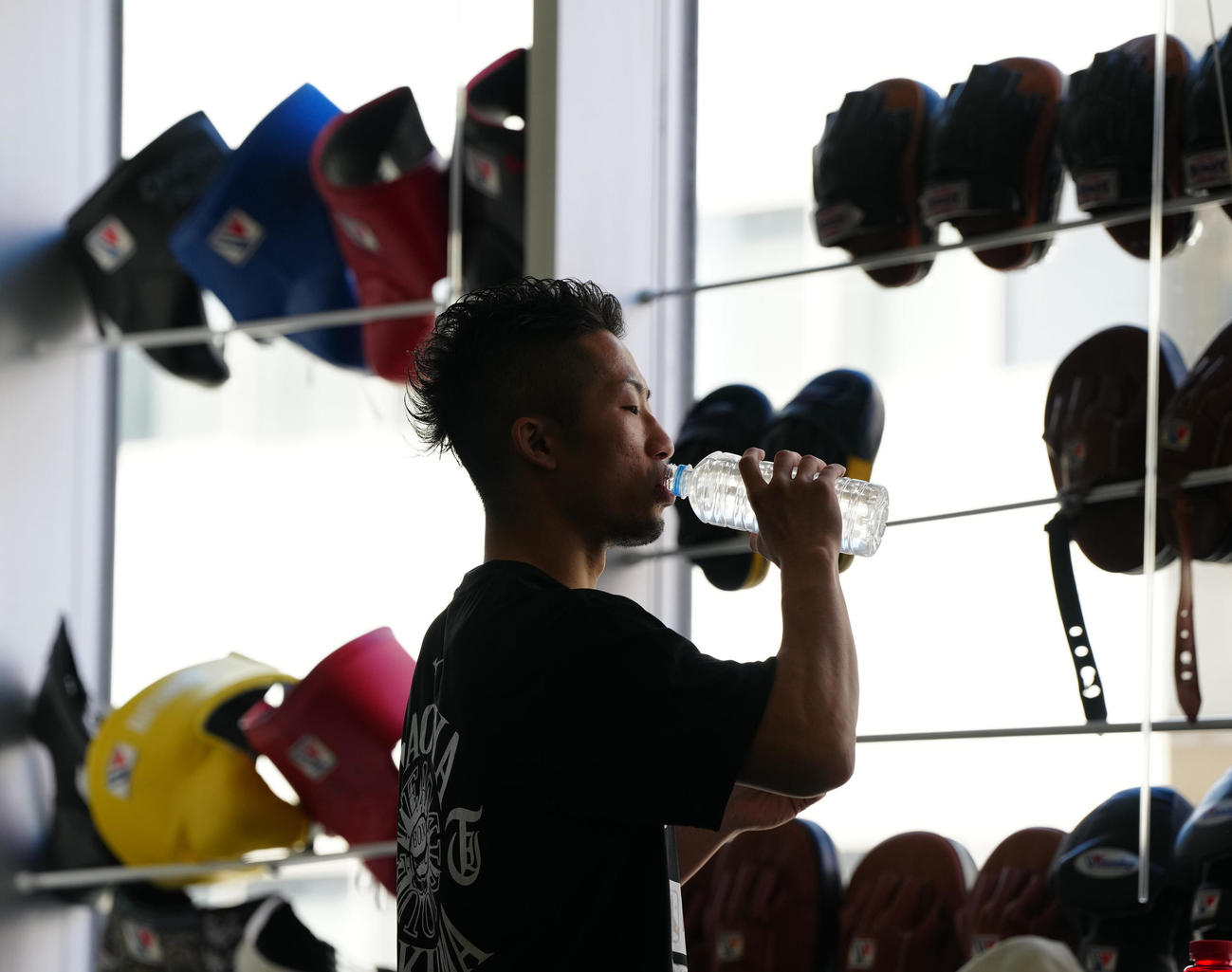 練習前、水分補給する井上拓（撮影・江口和貴）