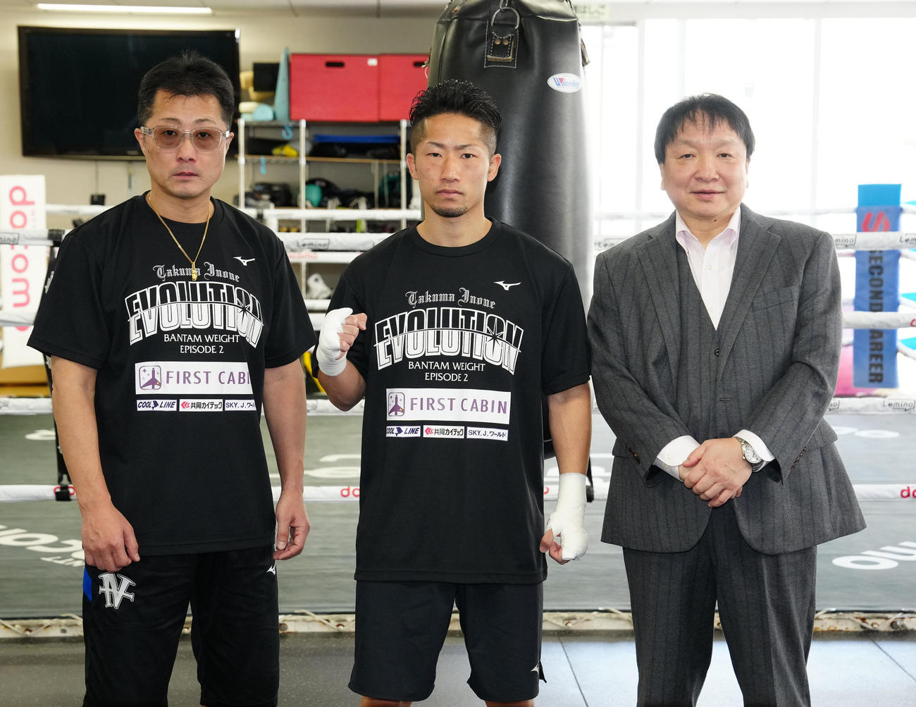 公開練習前、所属ジムの大橋会長（右）、父真吾トレーナー（左）と写真に納まる井上拓（撮影・江口和貴）