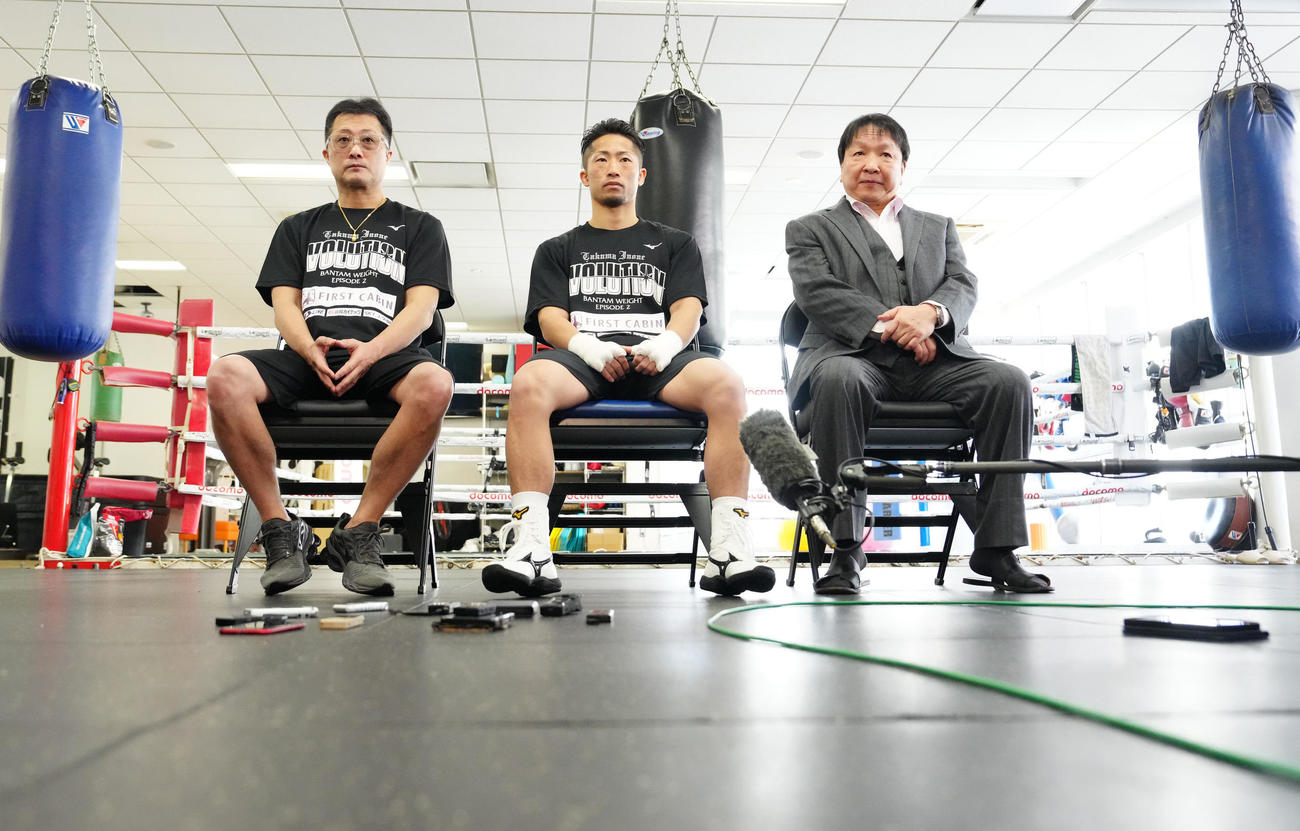 公開練習前、会見に臨む井上拓（中央）。右は大橋ジム大橋会長、左は父真吾トレーナー（撮影・江口和貴）