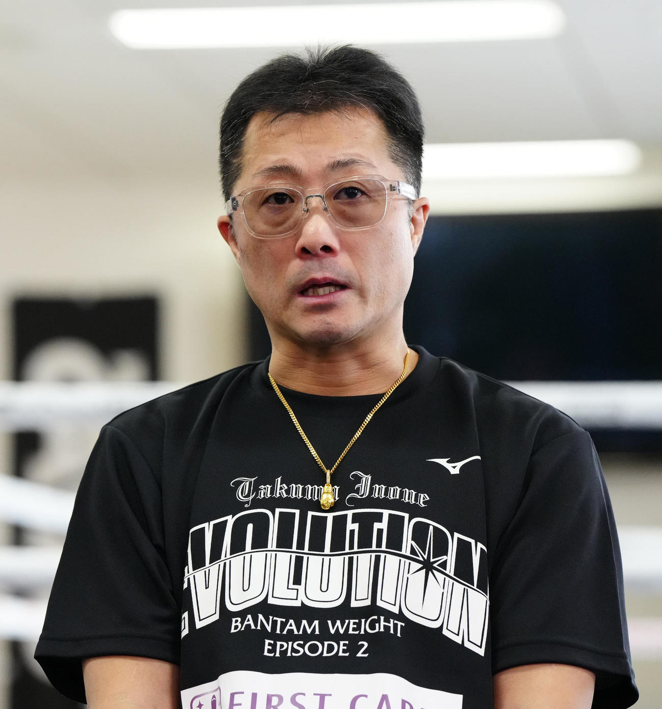 井上拓が公開練習前に行った会見に同席する父真吾トレーナー（撮影・江口和貴）
