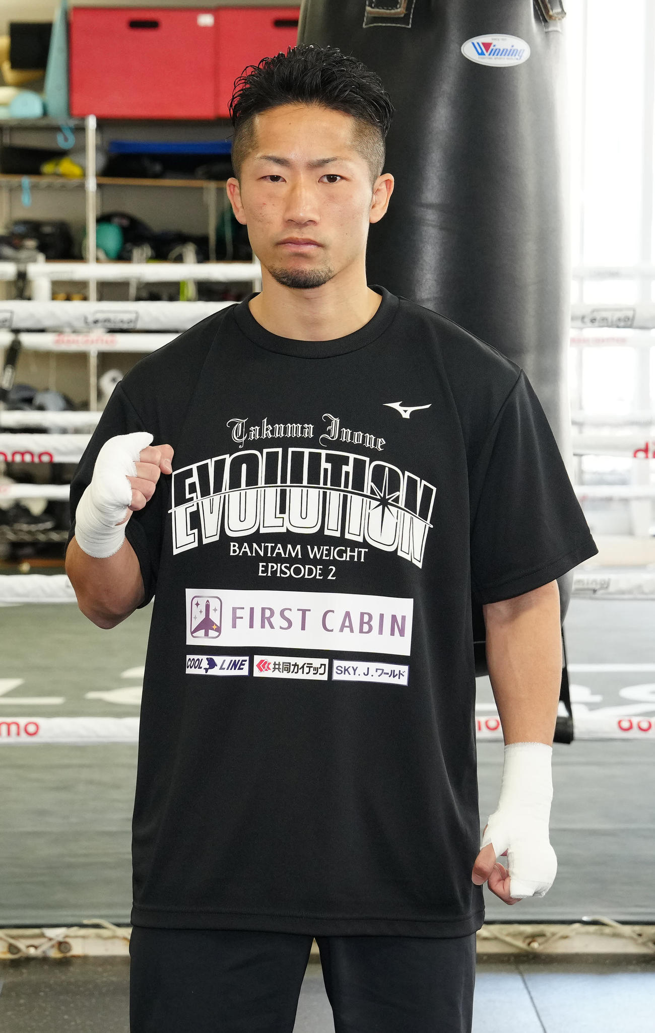 練習を公開し写真に納まる井上拓（撮影・江口和貴）
