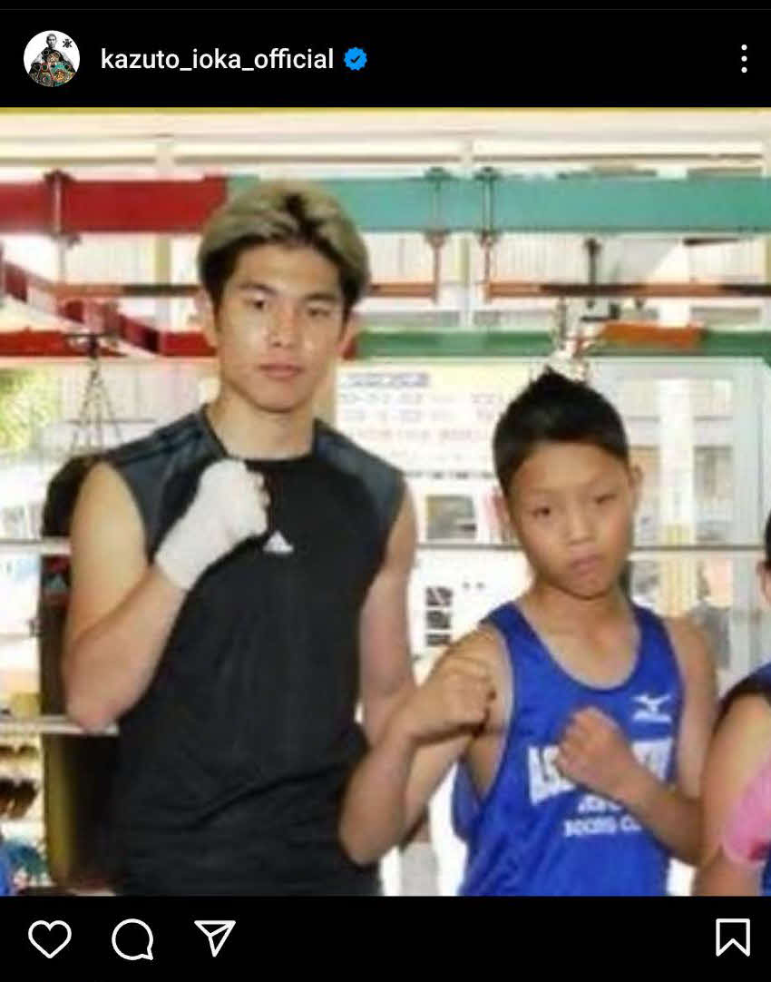 自身のSNSに少年時代の穴口一輝さん（右）との写真を掲載し、追悼したWBA世界スーパーフライ級王者井岡一翔（井岡の公式インスタグラムから）
