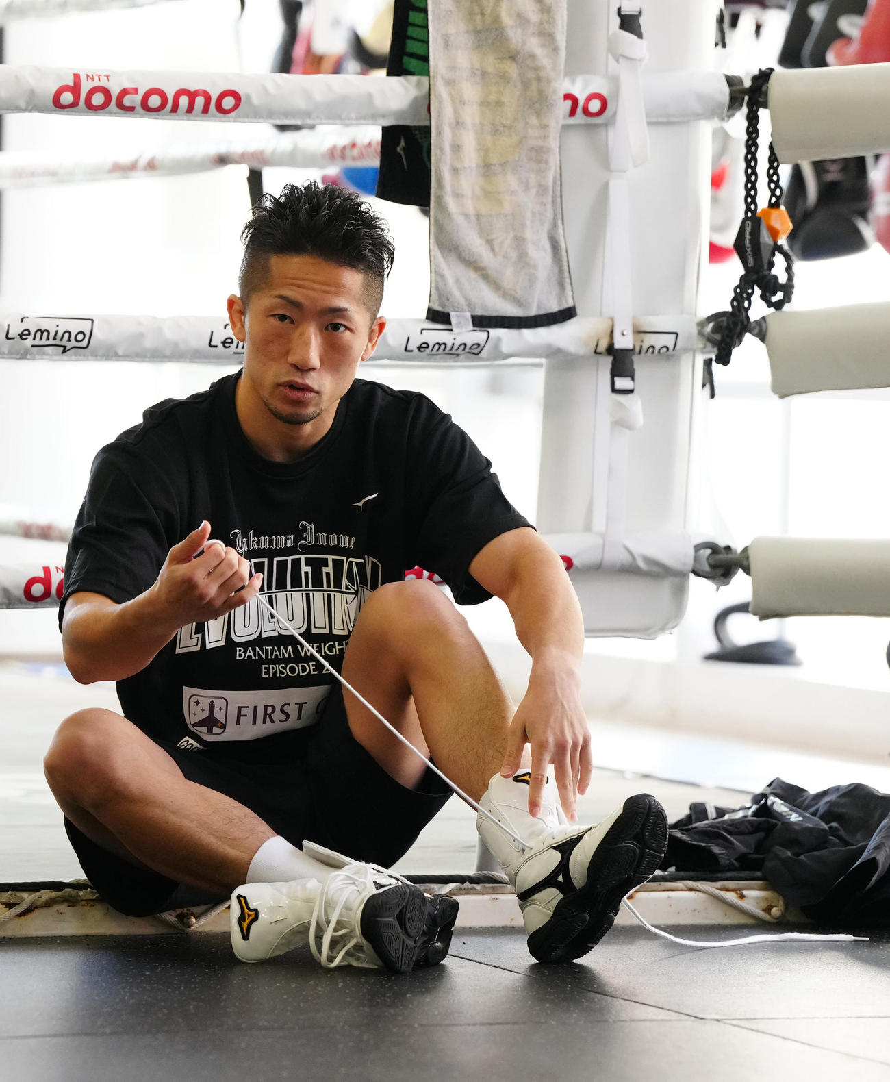 練習前、準備する井上拓（撮影・江口和貴）