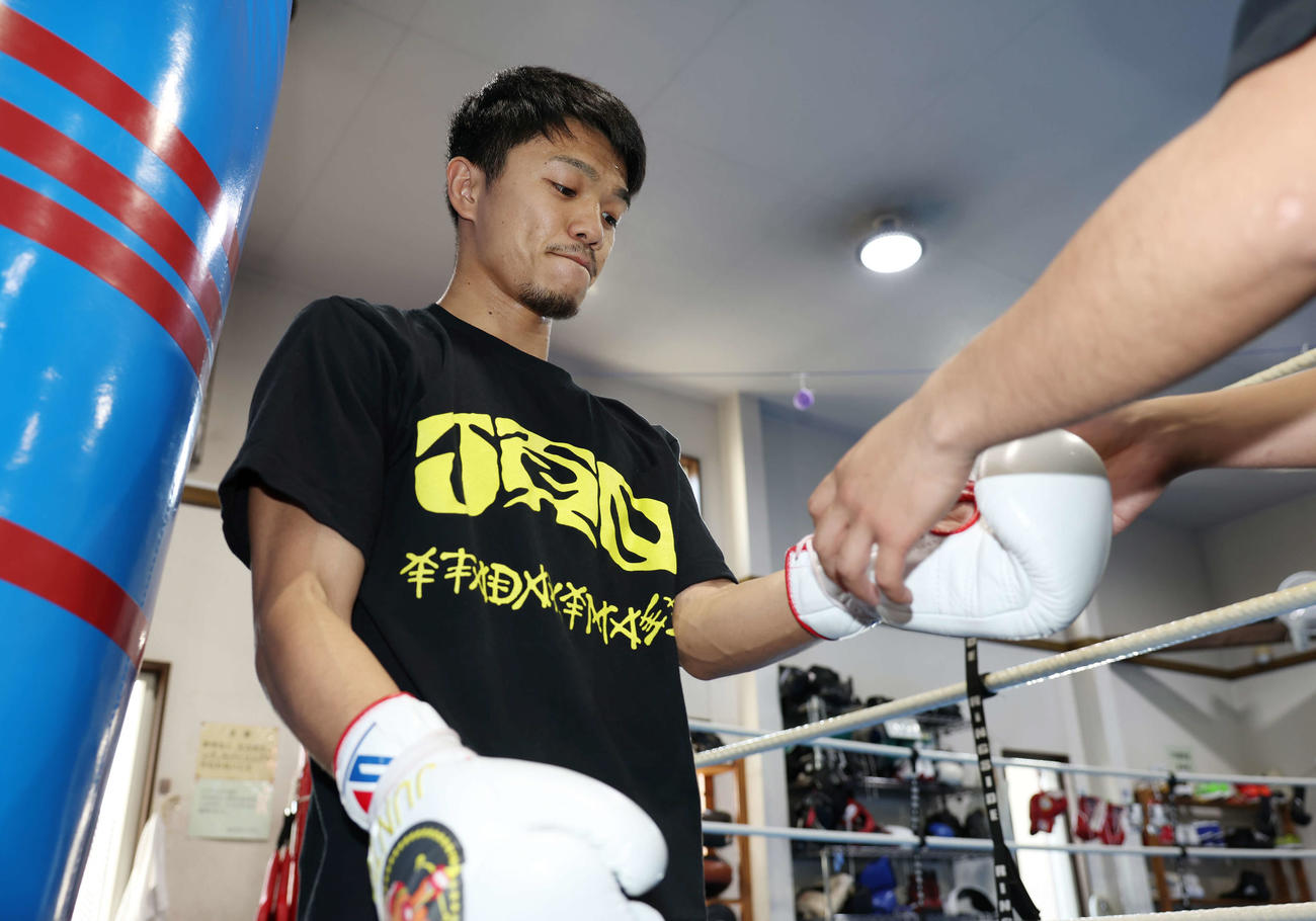 公開練習を終え、グローブを外してもらう前WBO世界スーパーフライ級王者中谷（撮影・宮地輝）