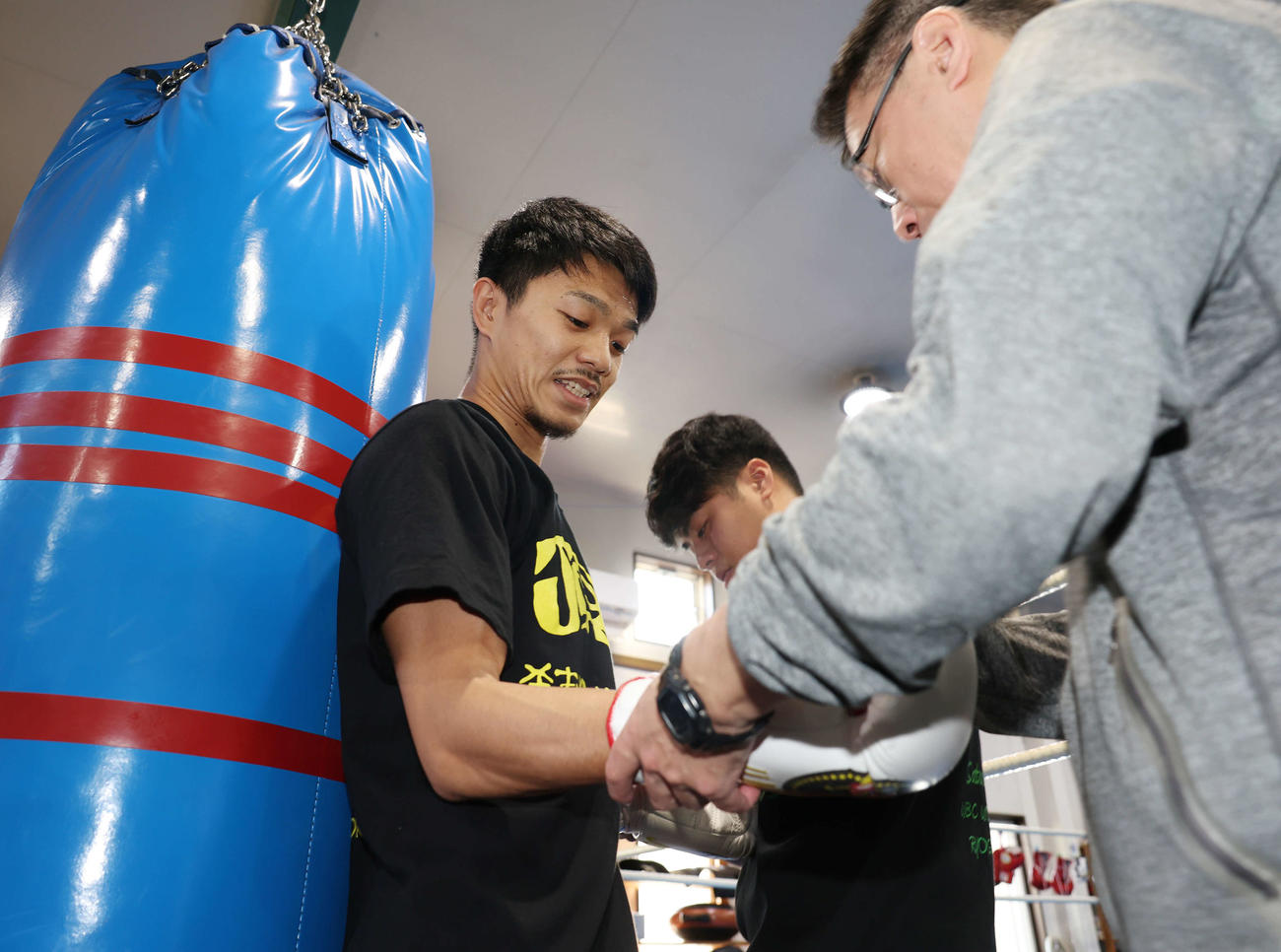 公開練習を終え、グローブを外してもらう前WBO世界スーパーフライ級王者中谷（撮影・宮地輝）