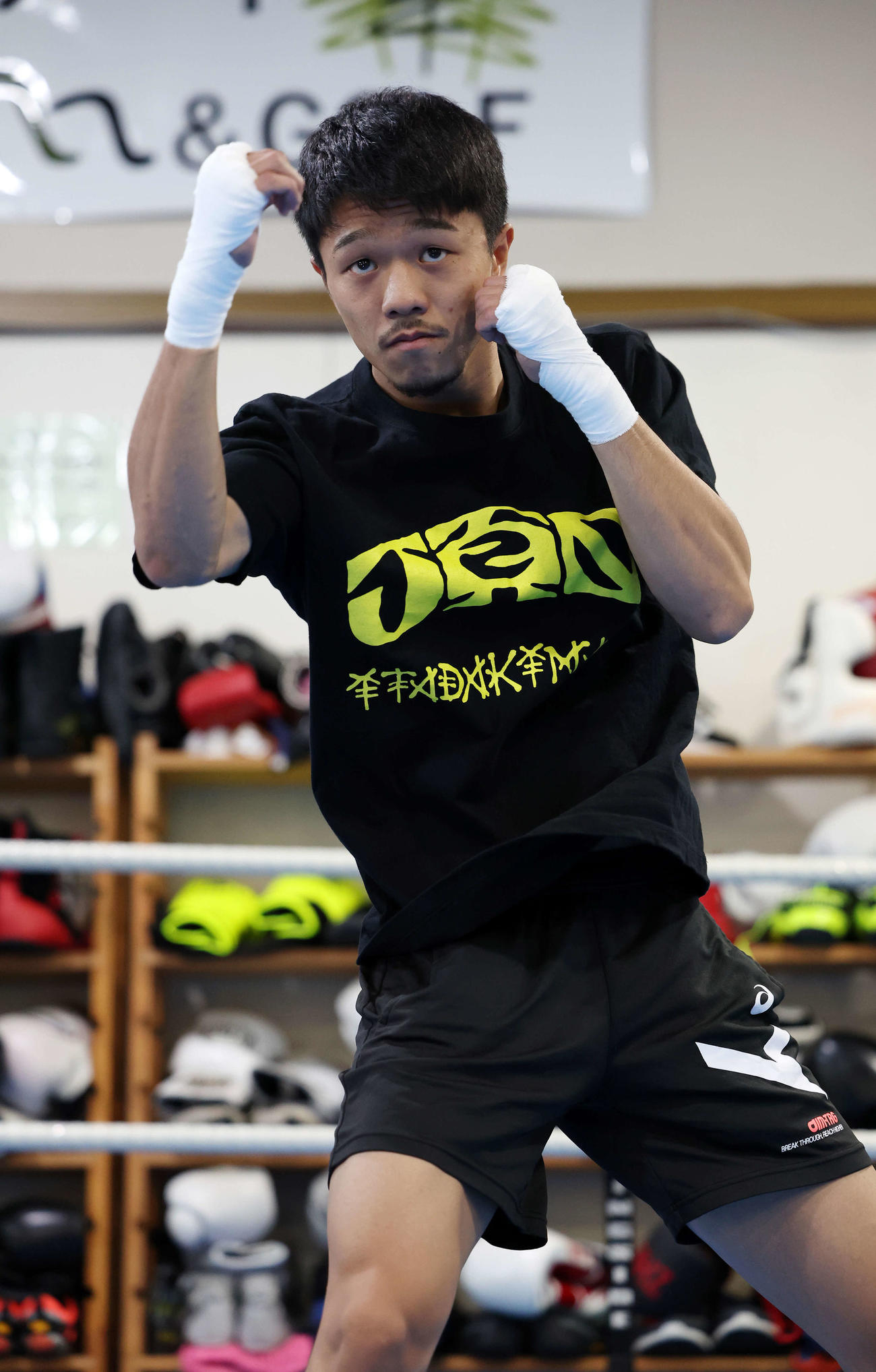 公開練習でシャドーボクシングをする前WBO世界スーパーフライ級王者中谷（撮影・宮地輝）