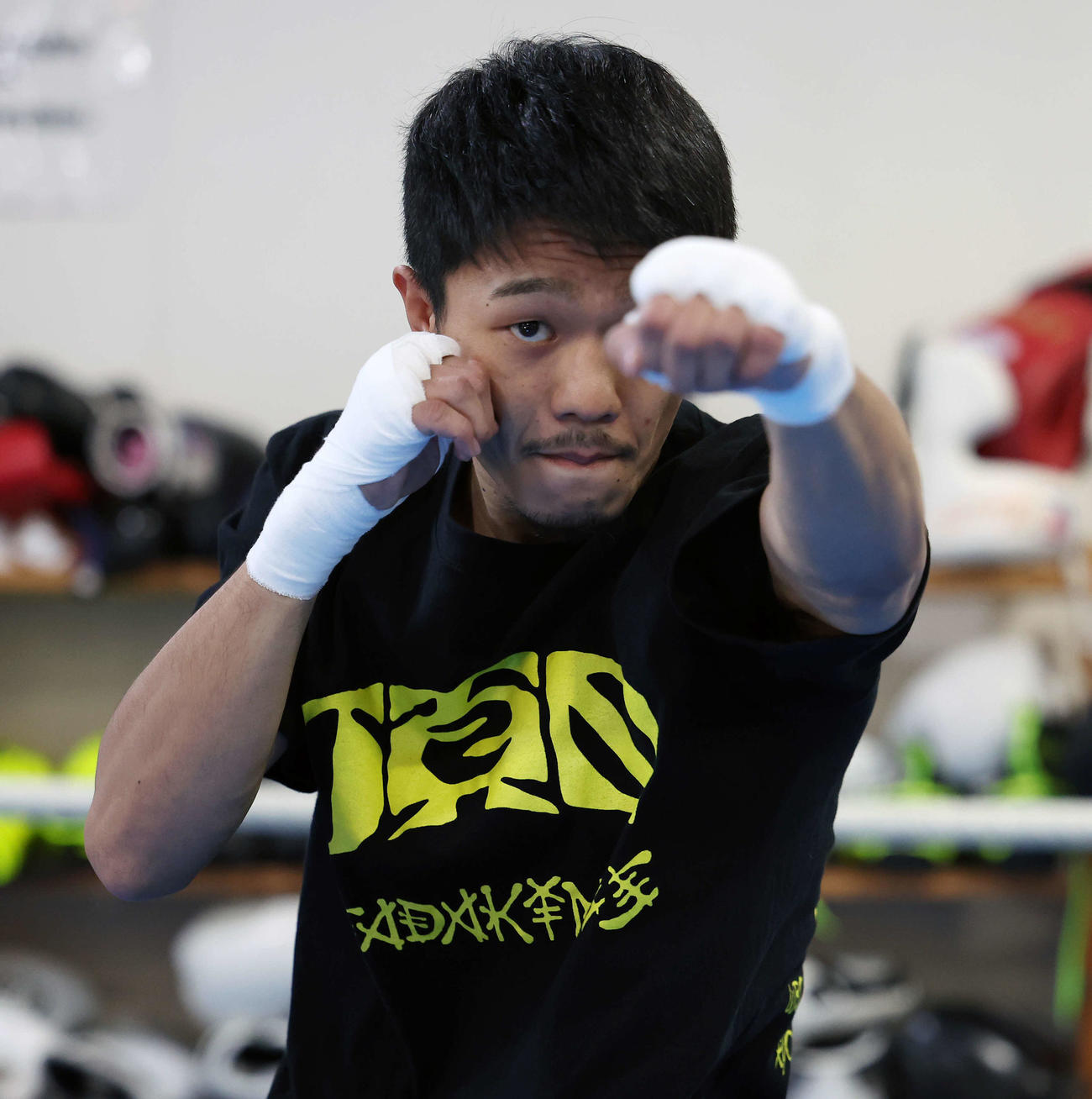 公開練習でシャドーボクシングをする前WBO世界スーパーフライ級王者中谷（撮影・宮地輝）