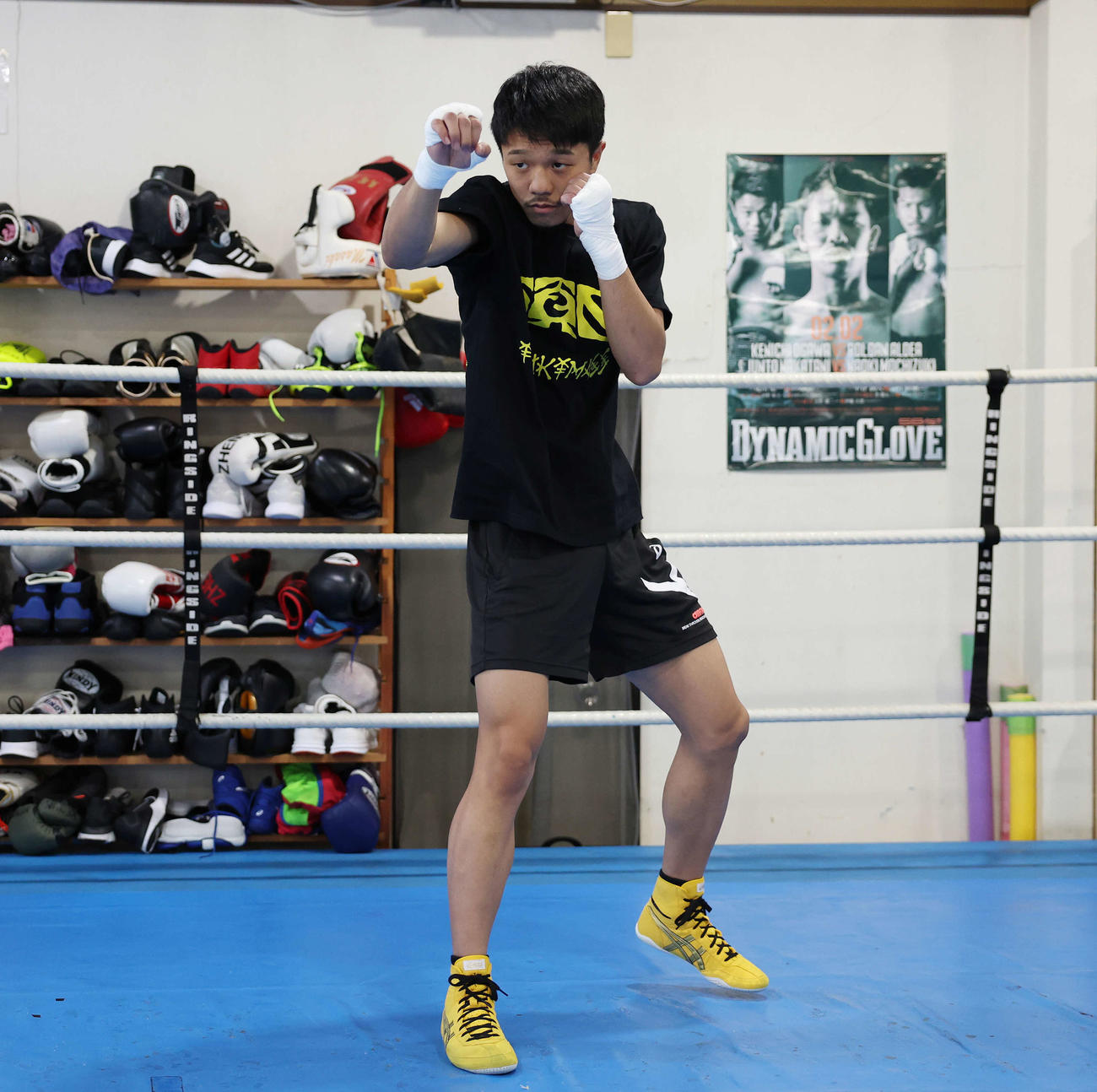 公開練習でシャドーボクシングをする前WBO世界スーパーフライ級王者中谷（撮影・宮地輝）