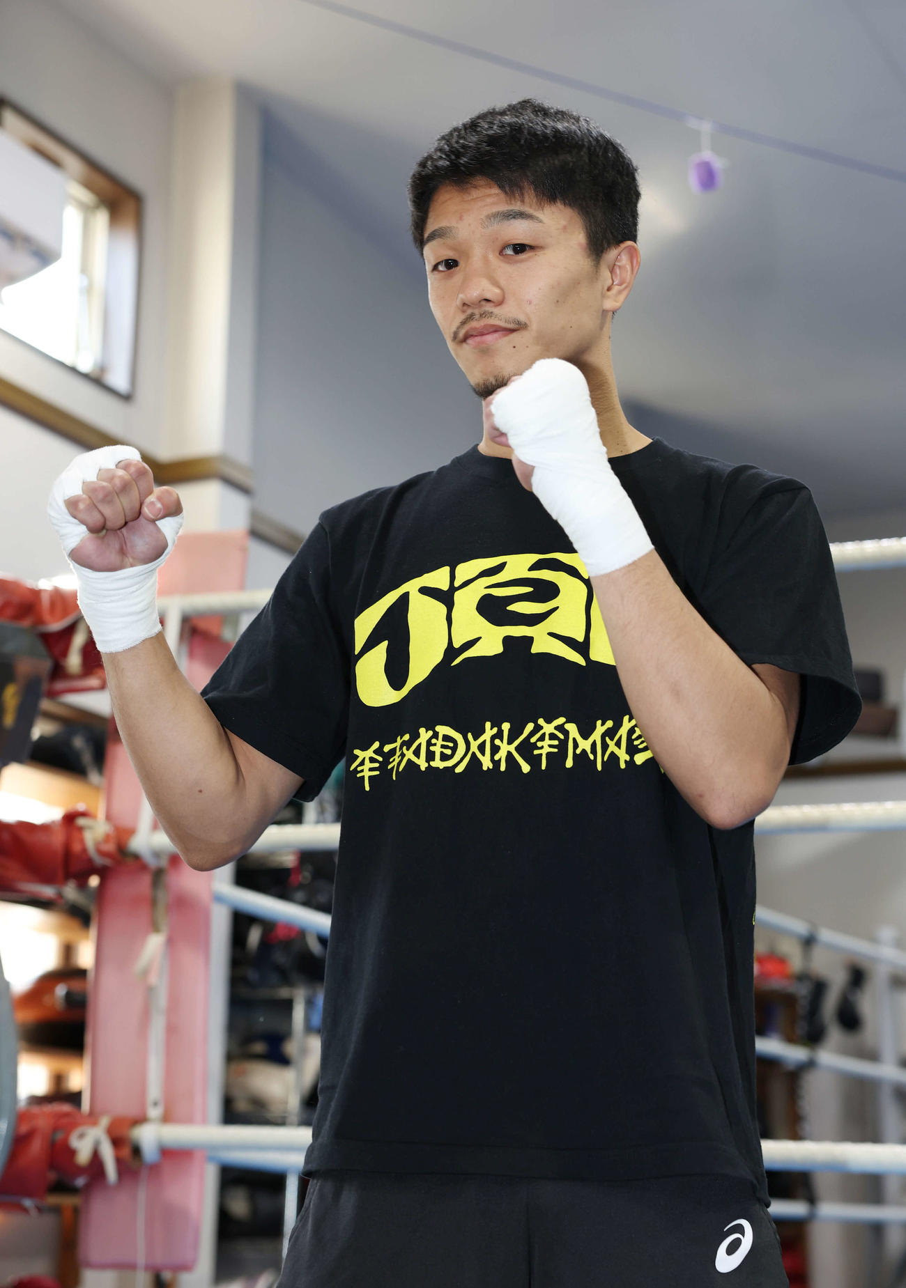 公開練習で記念撮影する前WBO世界スーパーフライ級王者中谷（撮影・宮地輝）