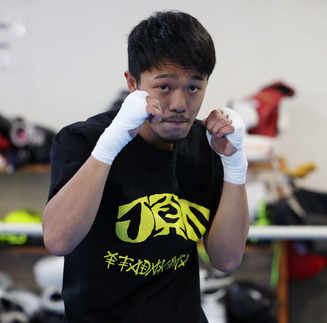 公開練習でシャドーボクシングをする前WBO世界スーパーフライ級王者中谷（撮影・宮地輝）