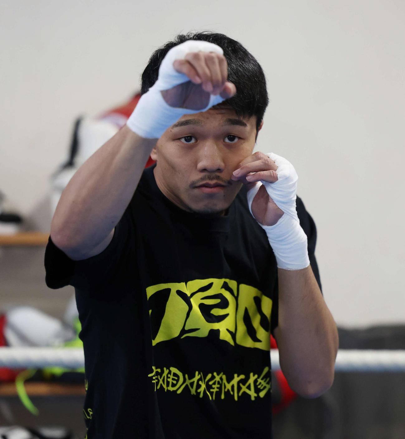 公開練習でシャドーボクシングをする前WBO世界スーパーフライ級王者中谷（撮影・宮地輝）