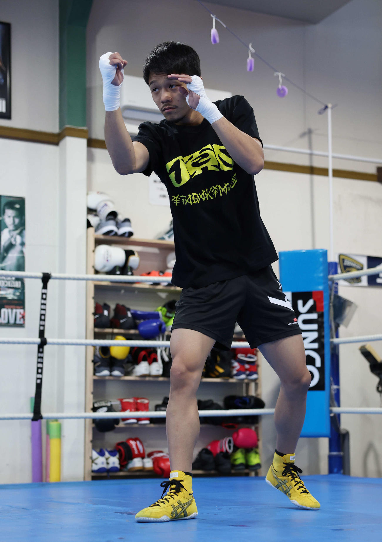 公開練習でシャドーボクシングをする前WBO世界スーパーフライ級王者中谷（撮影・宮地輝）