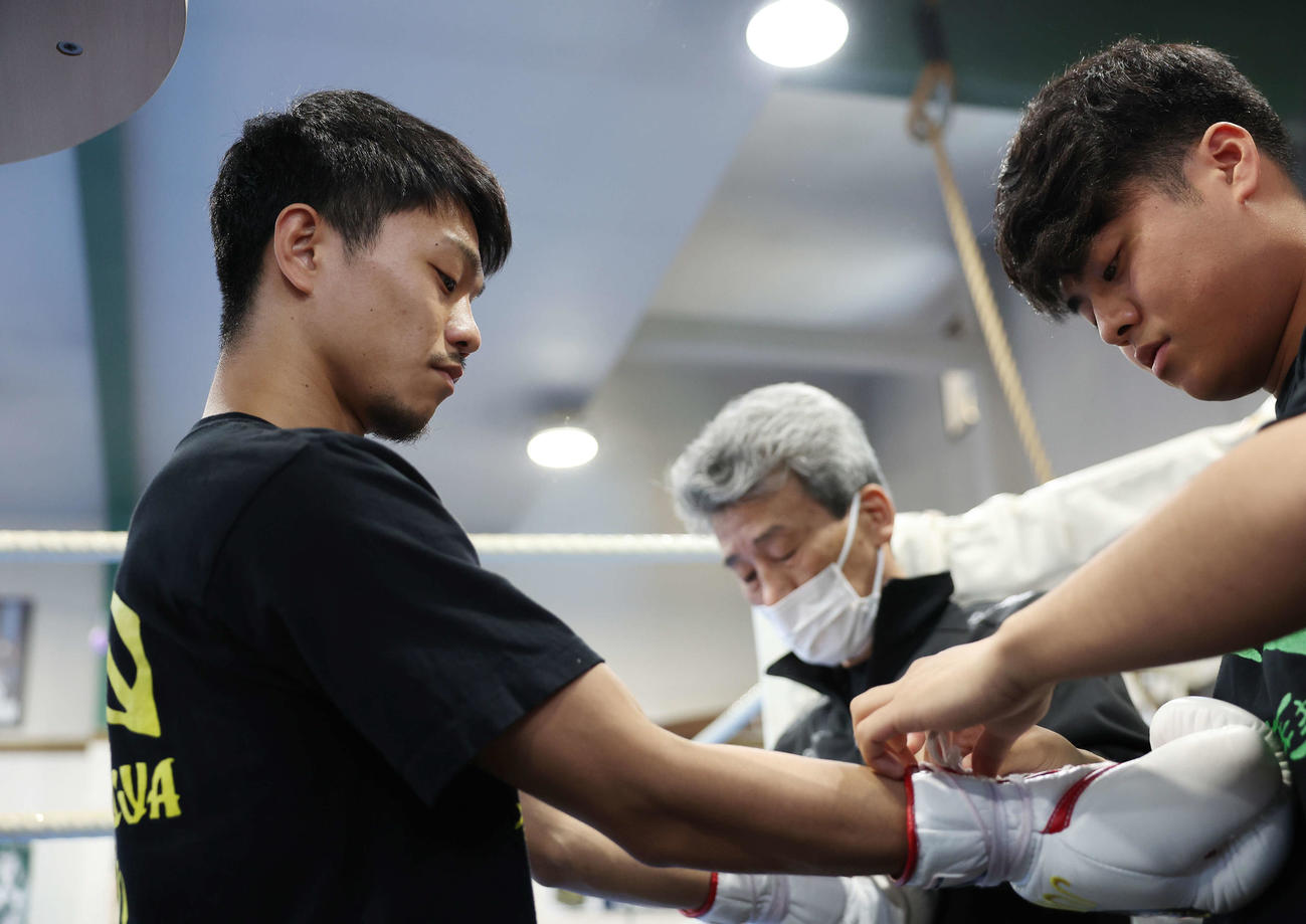 公開練習でグローブをつけてもらう前WBO世界スーパーフライ級王者中谷（撮影・宮地輝）