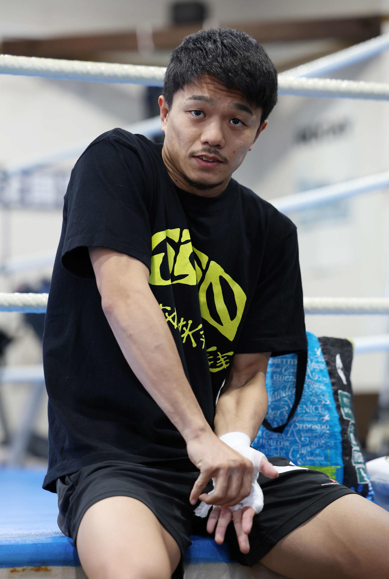 公開練習に向けて準備する前WBO世界スーパーフライ級王者中谷（撮影・宮地輝）