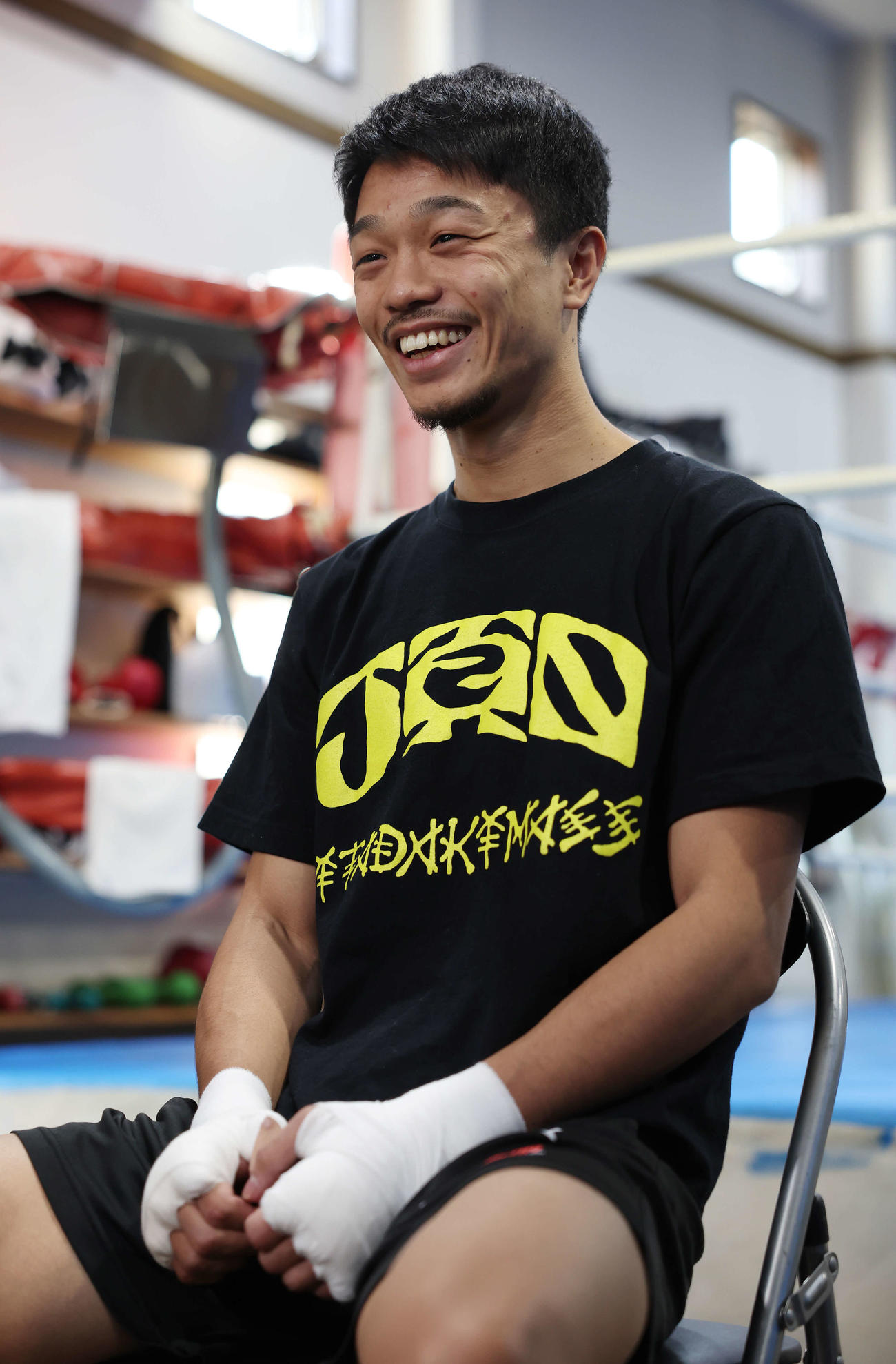 公開練習前、会見で笑顔を見せる前WBO世界スーパーフライ級王者中谷（撮影・宮地輝）
