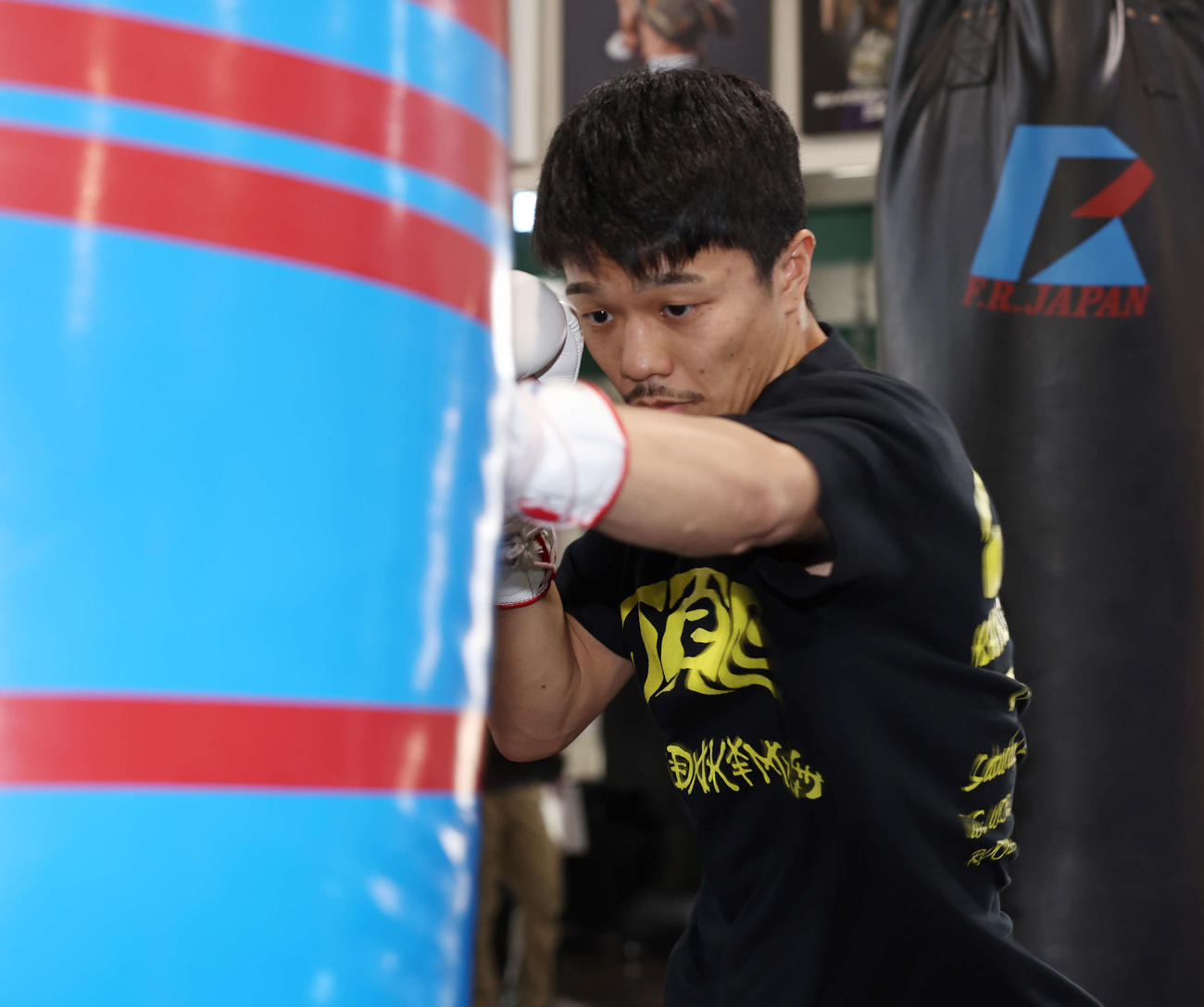公開練習でサンドバッグにパンチを打ち込む前WBO世界スーパーフライ級王者中谷（撮影・宮地輝）