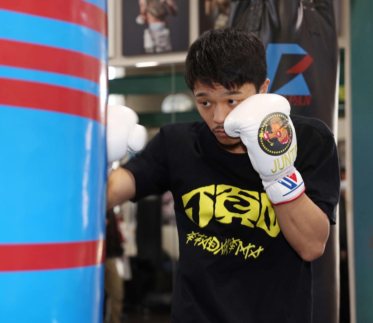 公開練習でサンドバッグにパンチを打ち込む前WBO世界スーパーフライ級王者中谷（撮影・宮地輝）
