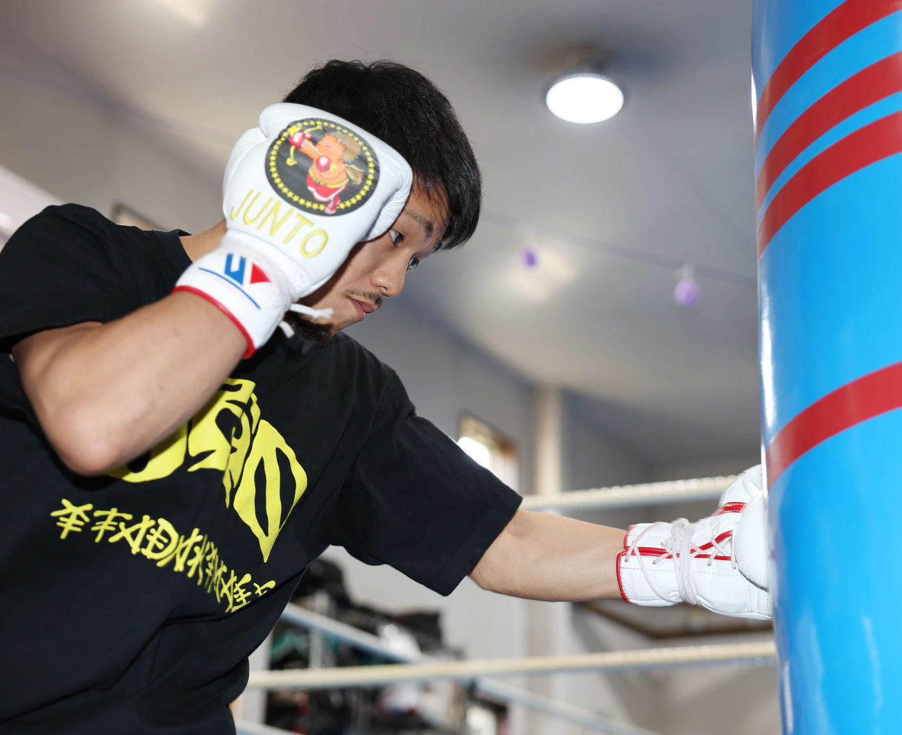 公開練習でサンドバッグにパンチを打ち込む前WBO世界スーパーフライ級王者中谷（撮影・宮地輝）