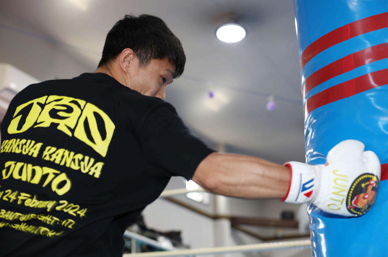 公開練習でサンドバッグにパンチを打ち込む前WBO世界スーパーフライ級王者中谷（撮影・宮地輝）