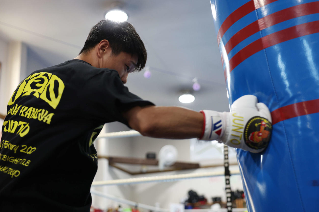 公開練習でサンドバッグにパンチを打ち込む前WBO世界スーパーフライ級王者中谷（撮影・宮地輝）