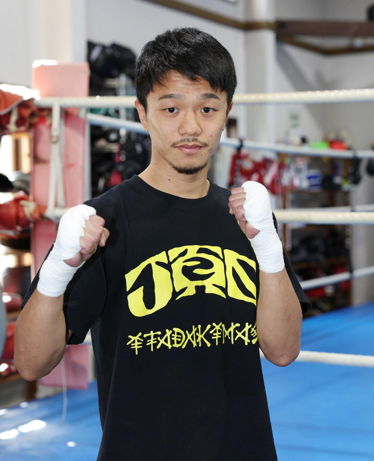 公開練習で記念撮影する前WBO世界スーパーフライ級王者中谷（撮影・宮地輝）