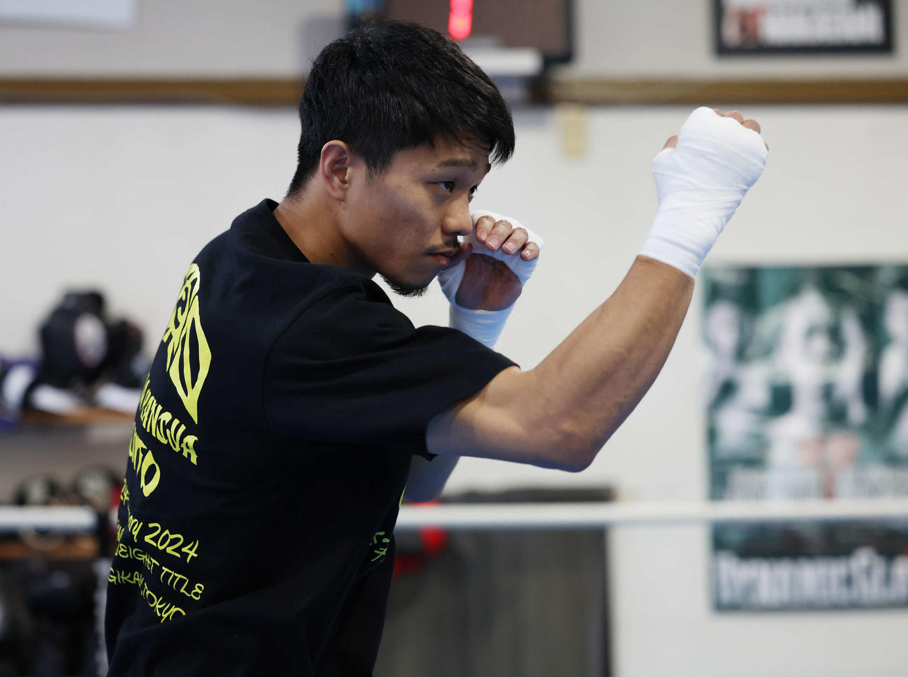 公開練習でシャドーボクシングをする前WBO世界スーパーフライ級王者中谷（撮影・宮地輝）