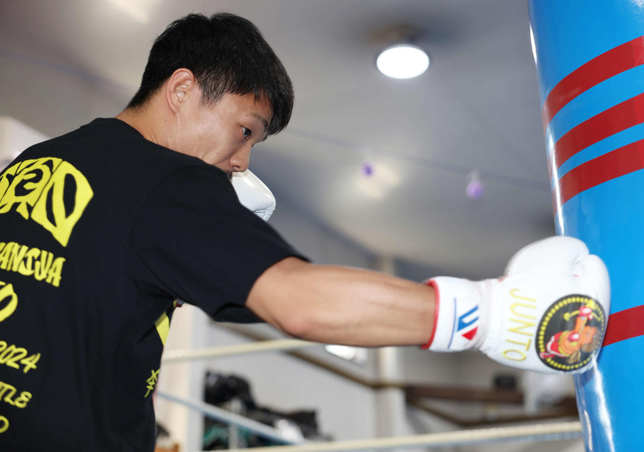 公開練習でサンドバッグにパンチを打ち込む前WBO世界スーパーフライ級王者中谷（撮影・宮地輝）