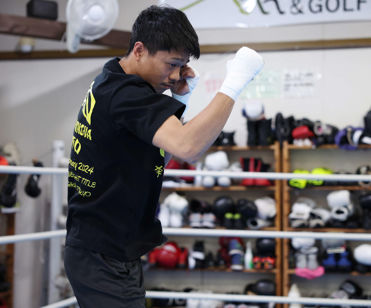 公開練習でシャドーボクシングをする前WBO世界スーパーフライ級王者中谷（撮影・宮地輝）