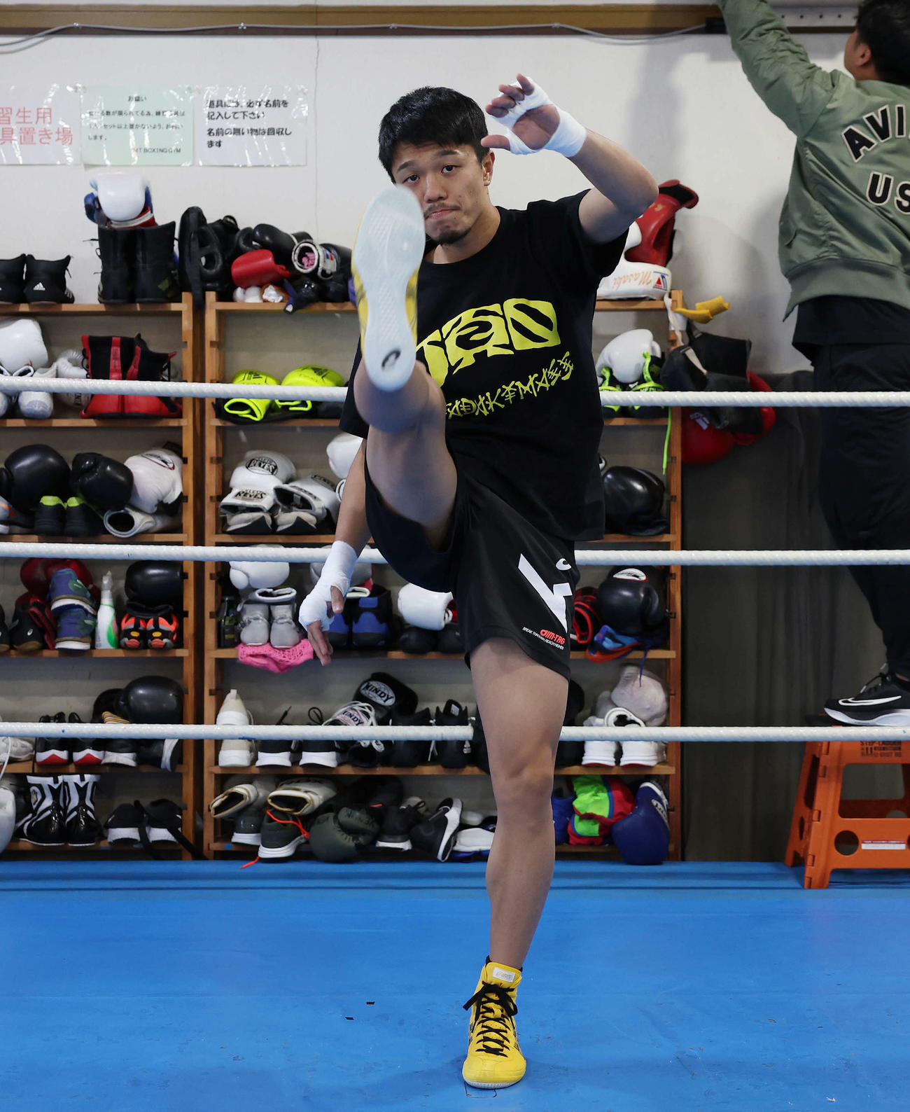 公開練習でウオーミングアップする前WBO世界スーパーフライ級王者中谷（撮影・宮地輝）
