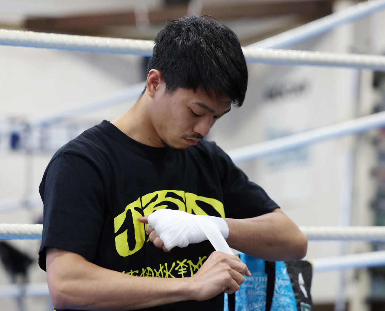 公開練習に向けて準備する前WBO世界スーパーフライ級王者中谷（撮影・宮地輝）