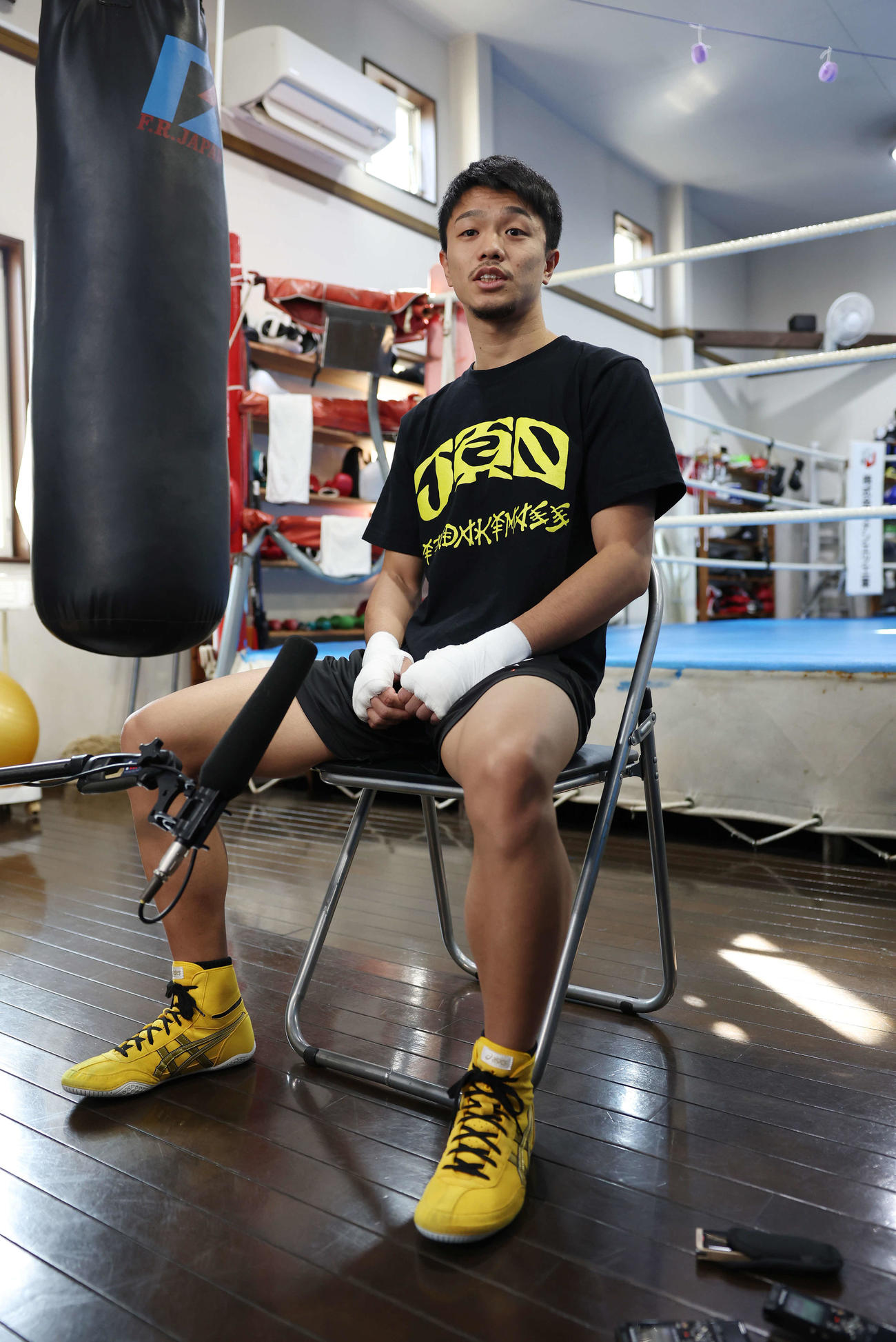 公開練習前、会見に臨む前WBO世界スーパーフライ級王者中谷（撮影・宮地輝）