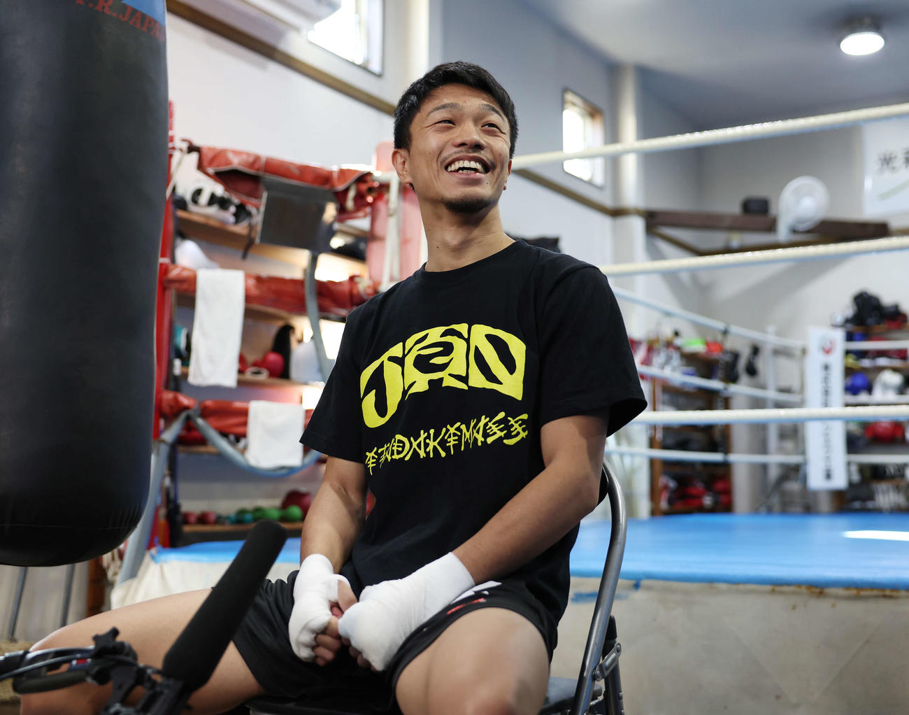 公開練習前、会見で笑顔を見せる前WBO世界スーパーフライ級王者中谷（撮影・宮地輝）