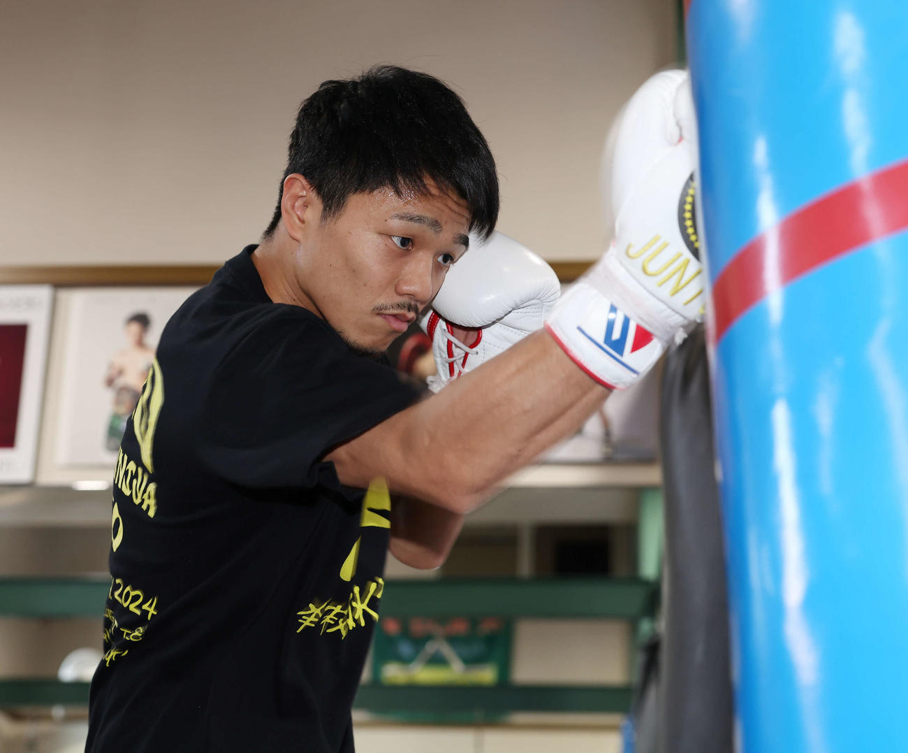 公開練習でサンドバッグにパンチを打ち込む前WBO世界スーパーフライ級王者中谷（撮影・宮地輝）