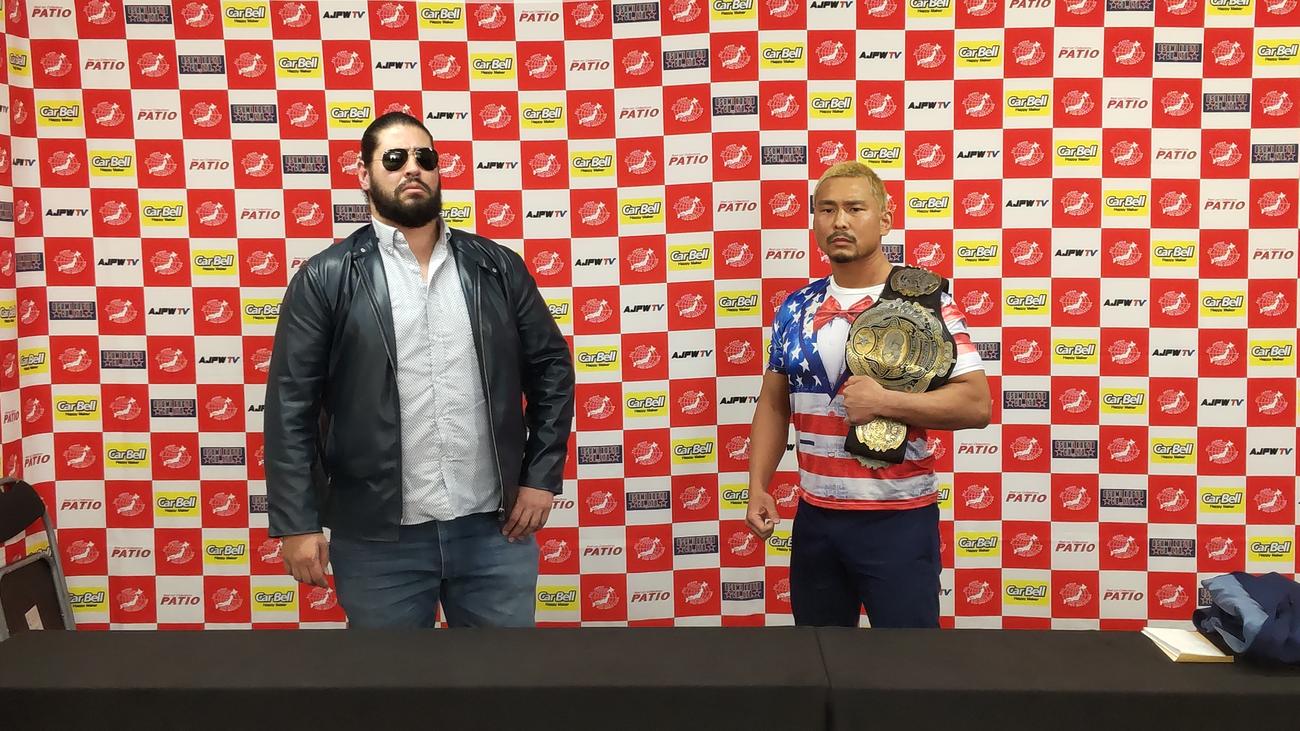 中嶋勝彦との3冠王座戦に向けた会見時の斉藤レイ（左）