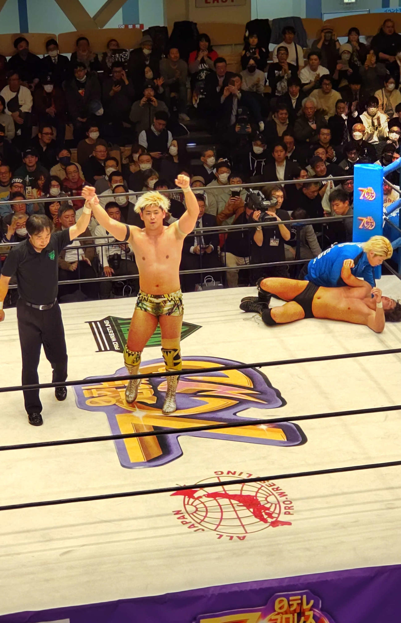 全日本プロレス安斉勇馬を倒して両手を上げるノア清宮海斗